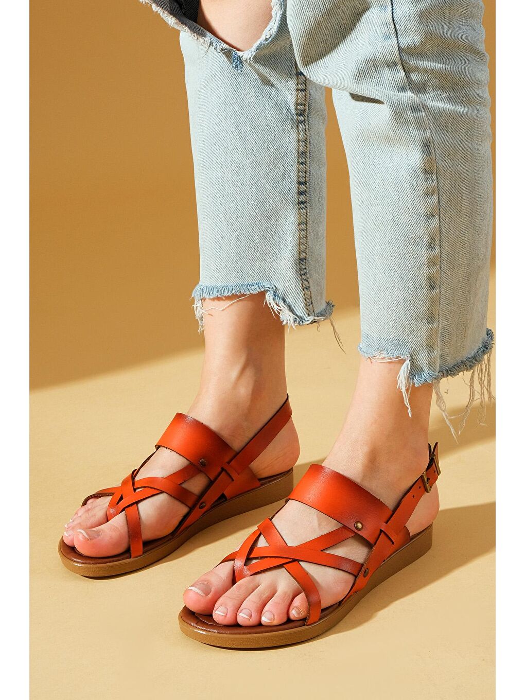 Turuncu Rahat Kalıp Çapraz Bantlı Parmak Arası Kadın Sandalet 51-820-23