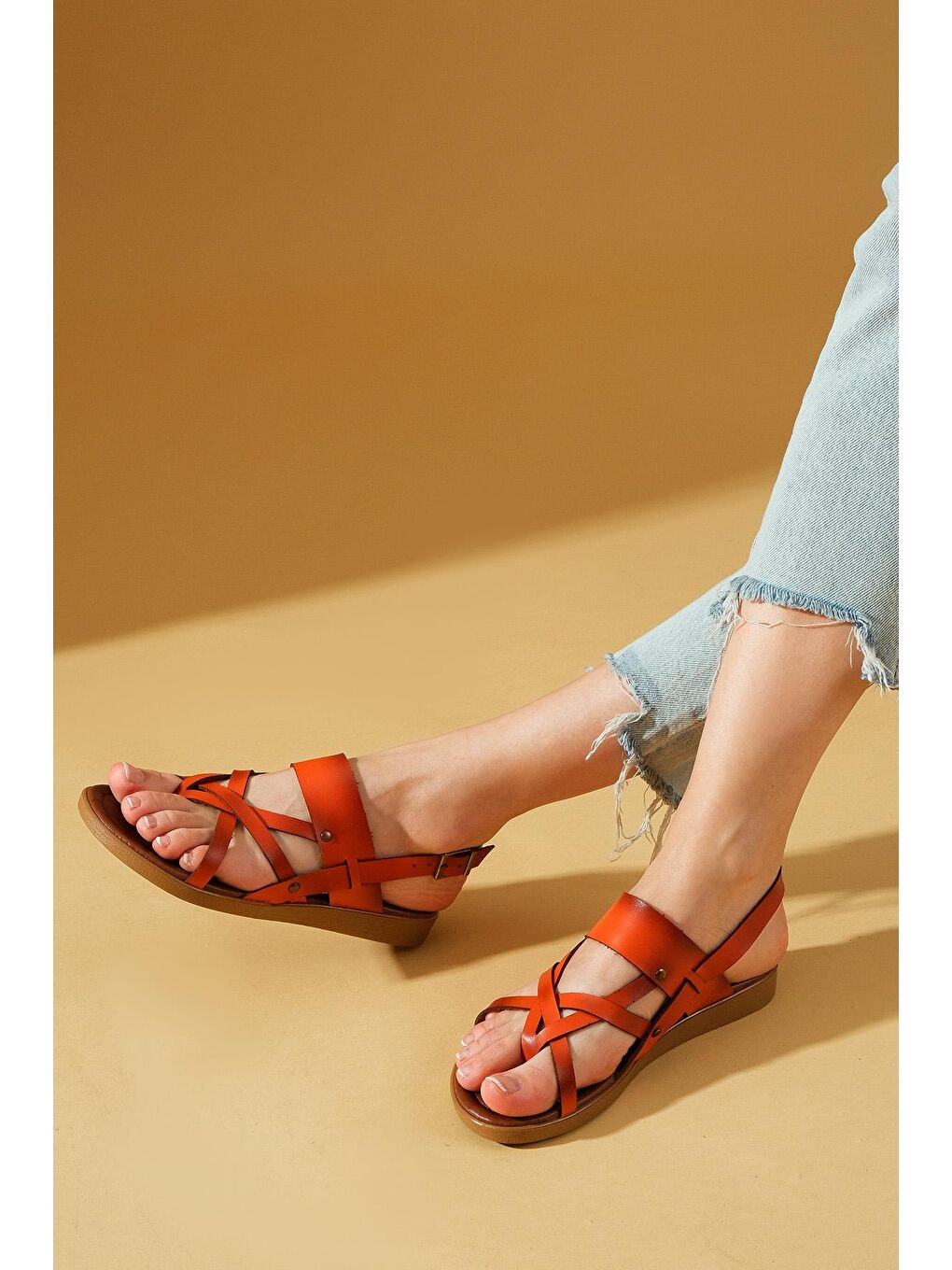 Turuncu Rahat Kalıp Çapraz Bantlı Parmak Arası Kadın Sandalet 51-820-23-1