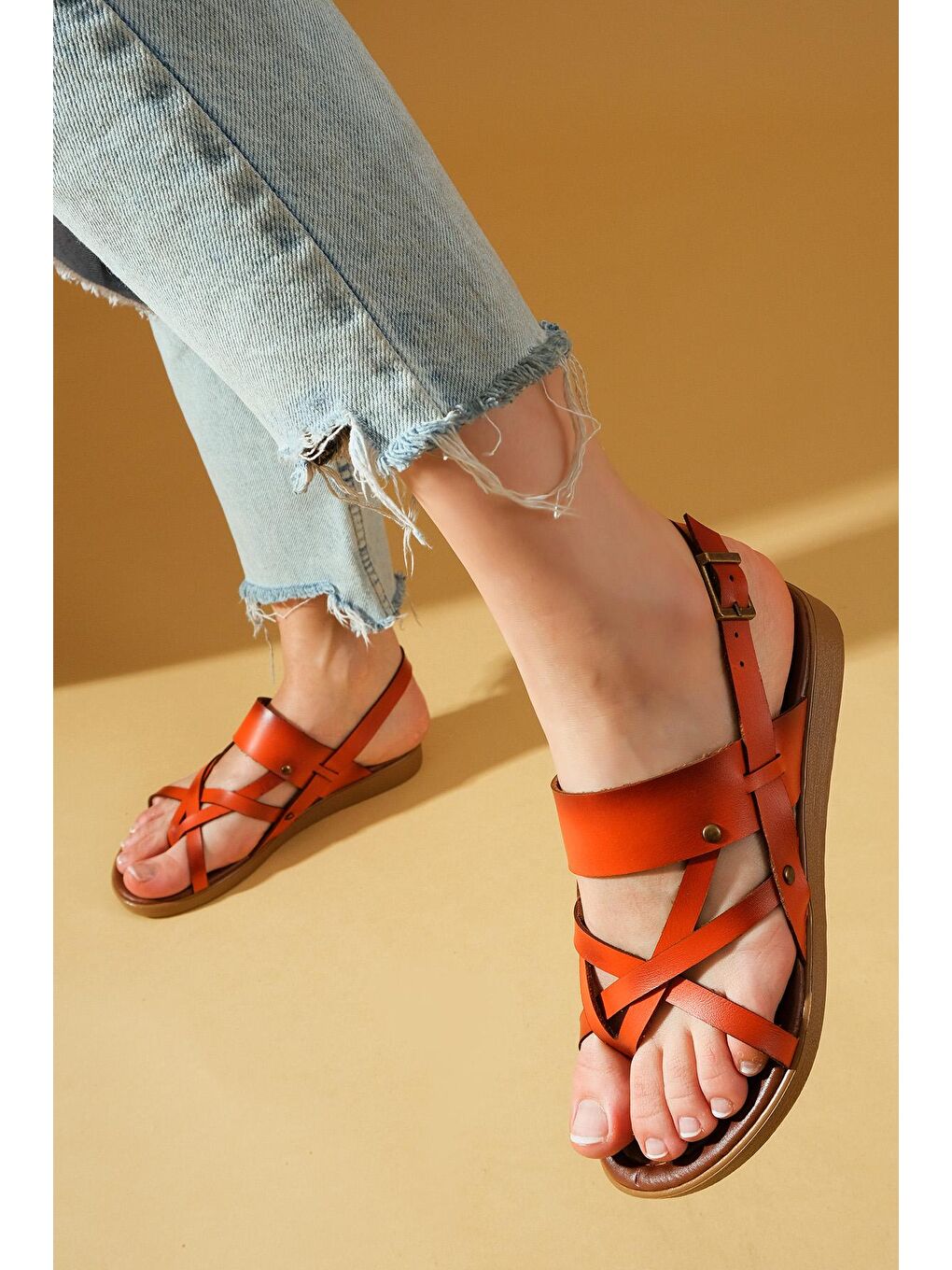 Turuncu Rahat Kalıp Çapraz Bantlı Parmak Arası Kadın Sandalet 51-820-23-2