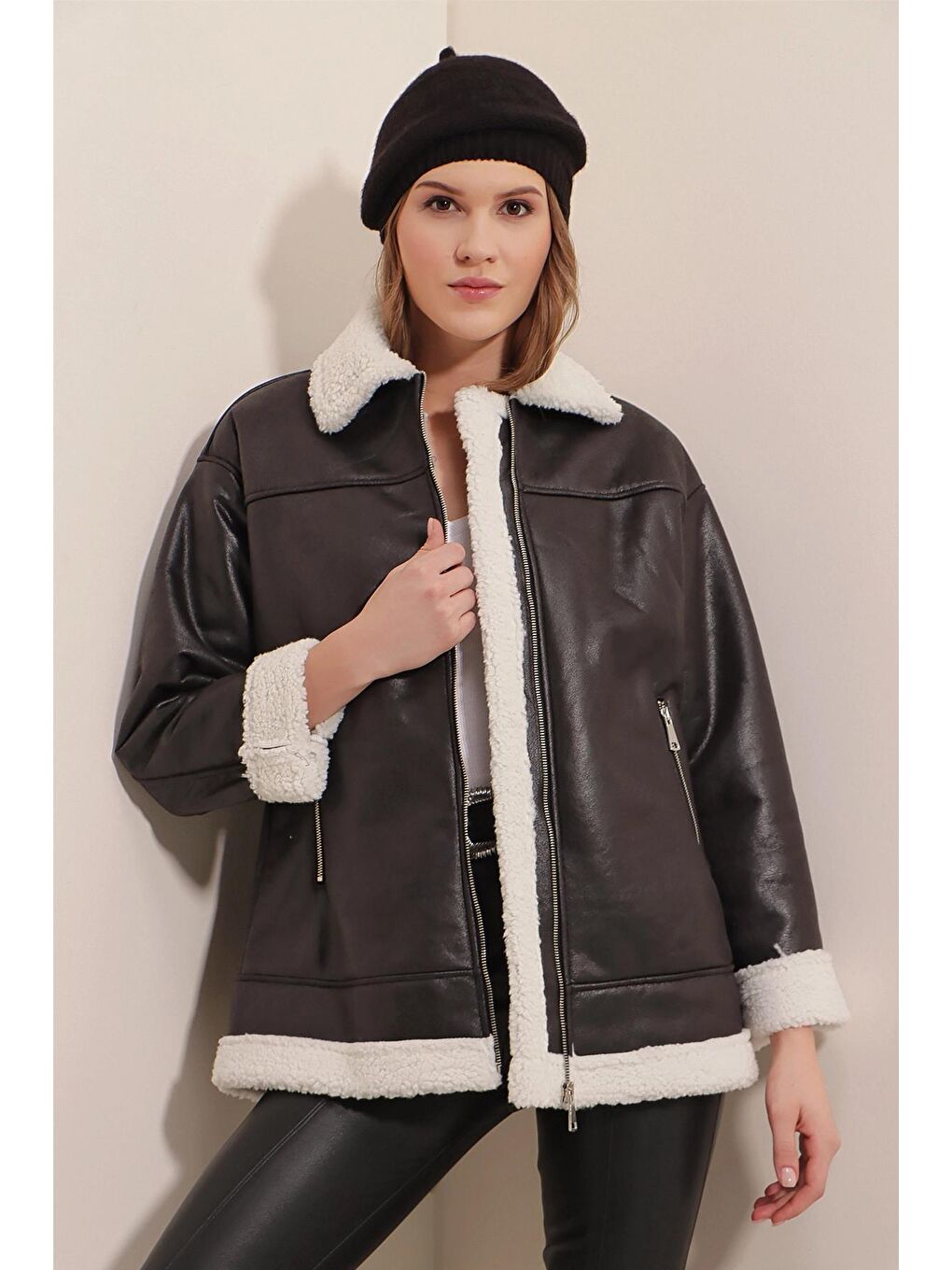 Siyah Beyaz Fermuarlı İçi Kürklü Suni Deri Mont