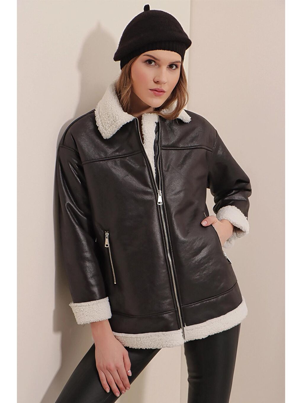 Siyah Beyaz Fermuarlı İçi Kürklü Suni Deri Mont-1