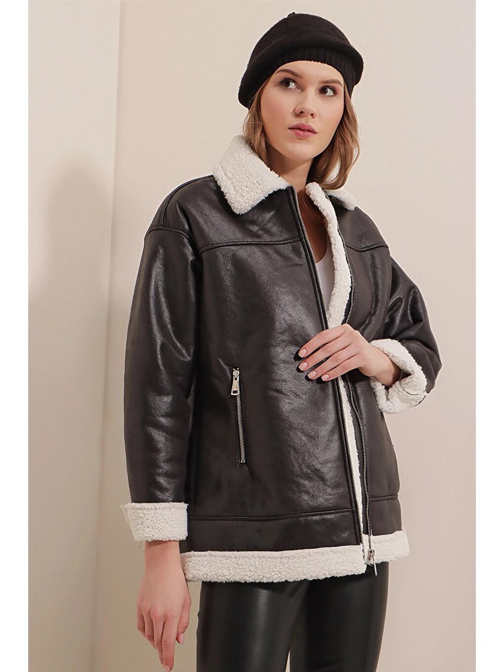 Siyah Beyaz Fermuarlı İçi Kürklü Suni Deri Mont-2