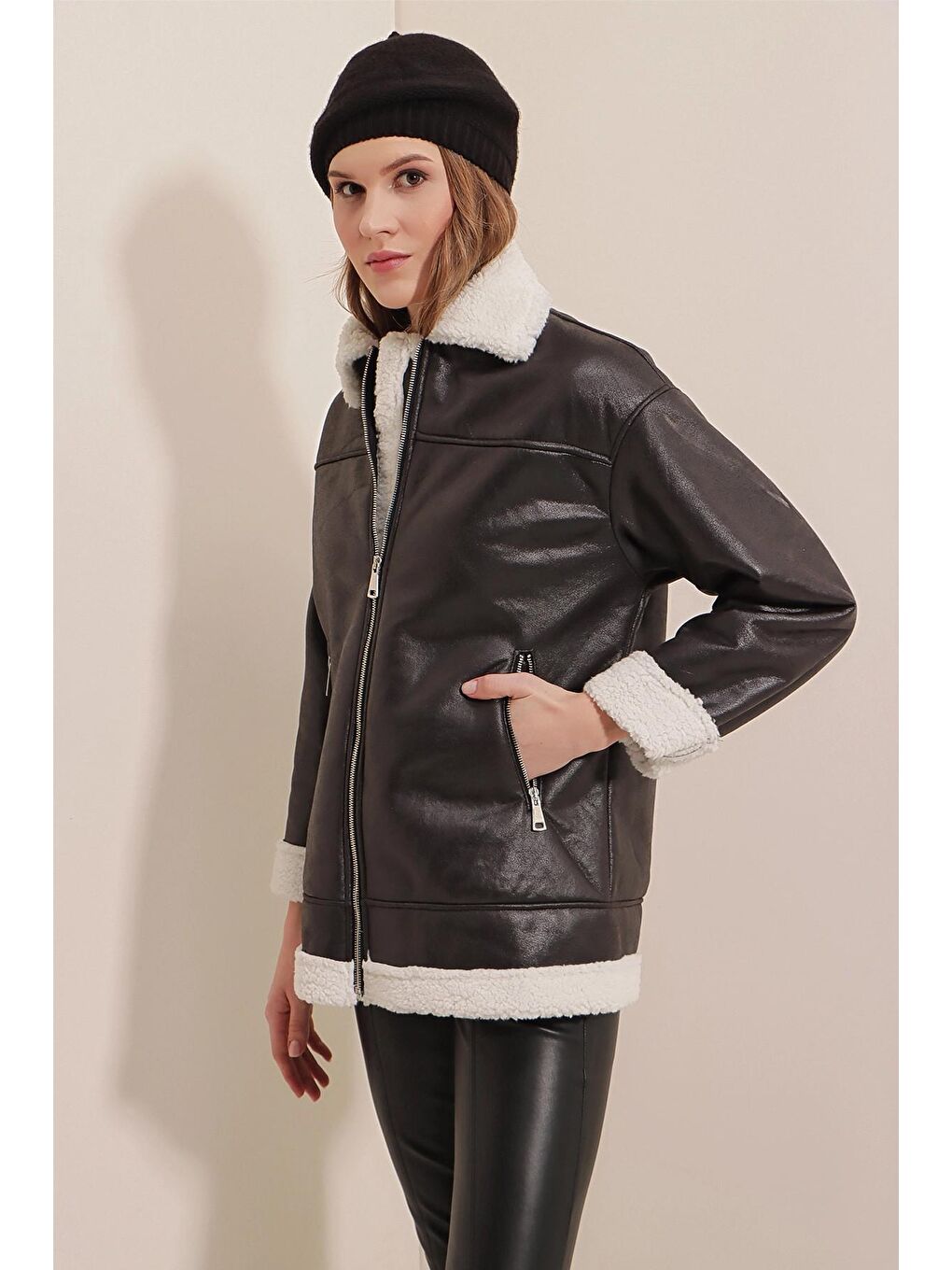 Siyah Beyaz Fermuarlı İçi Kürklü Suni Deri Mont-3