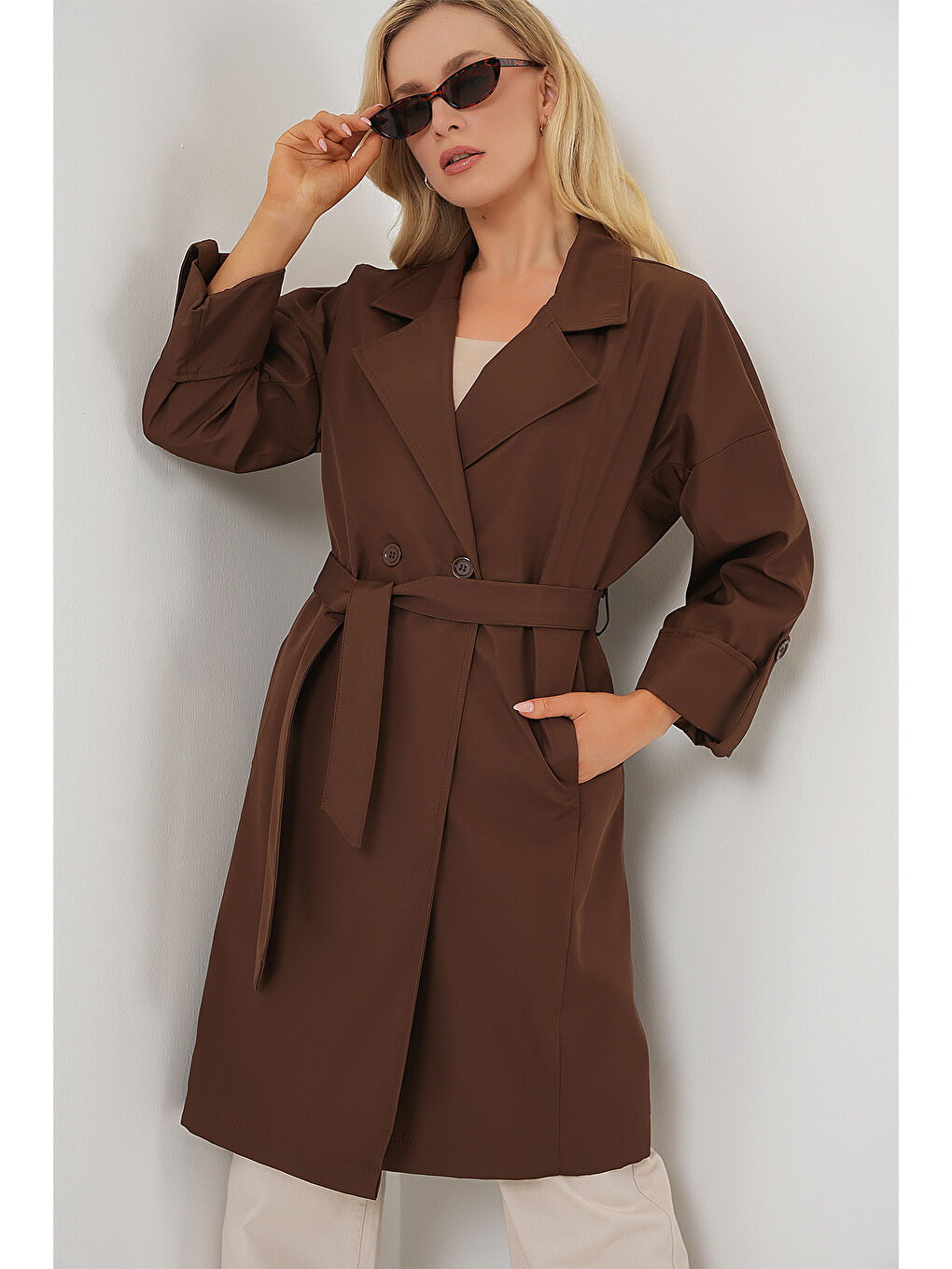 9104 Kruvaze Yaka Astarlı Trençkot - Kahverengi