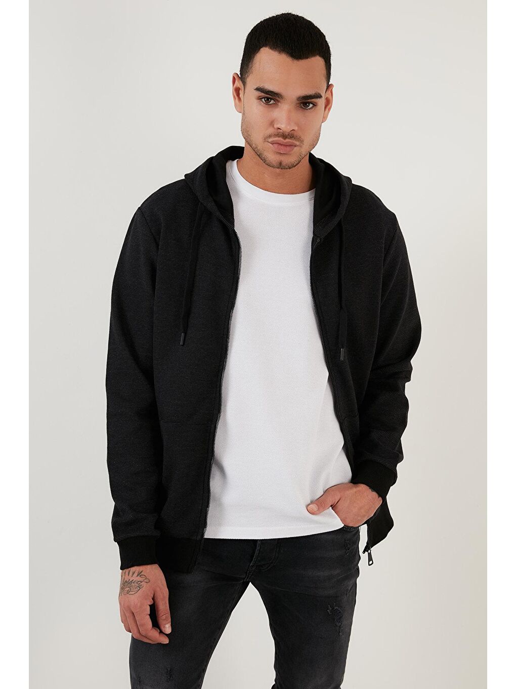 Siyah Regular Fit Kapüşonlu Cepli  Pamuklu Erkek Fermuarlı Sweatshirt Hırka 5905218-1