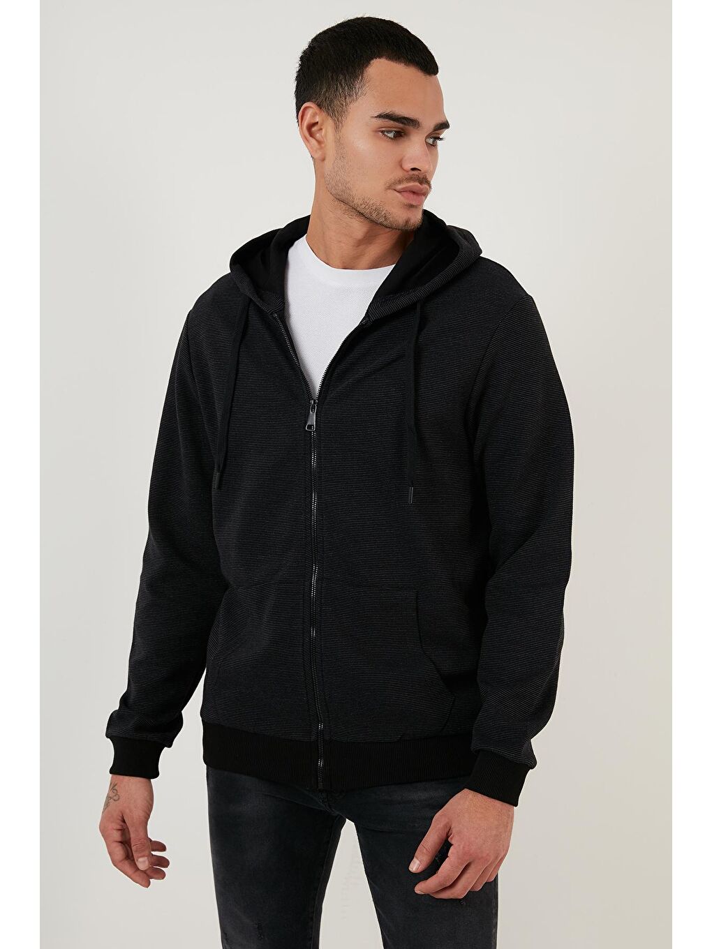 Siyah Regular Fit Kapüşonlu Cepli  Pamuklu Erkek Fermuarlı Sweatshirt Hırka 5905218-3