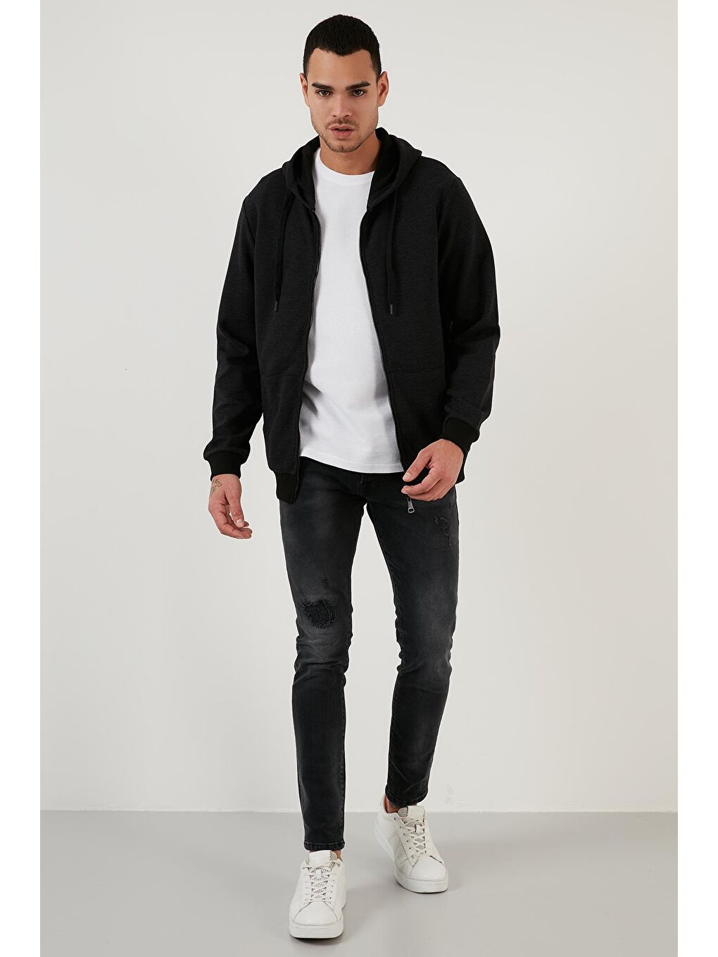 Siyah Regular Fit Kapüşonlu Cepli  Pamuklu Erkek Fermuarlı Sweatshirt Hırka 5905218-4