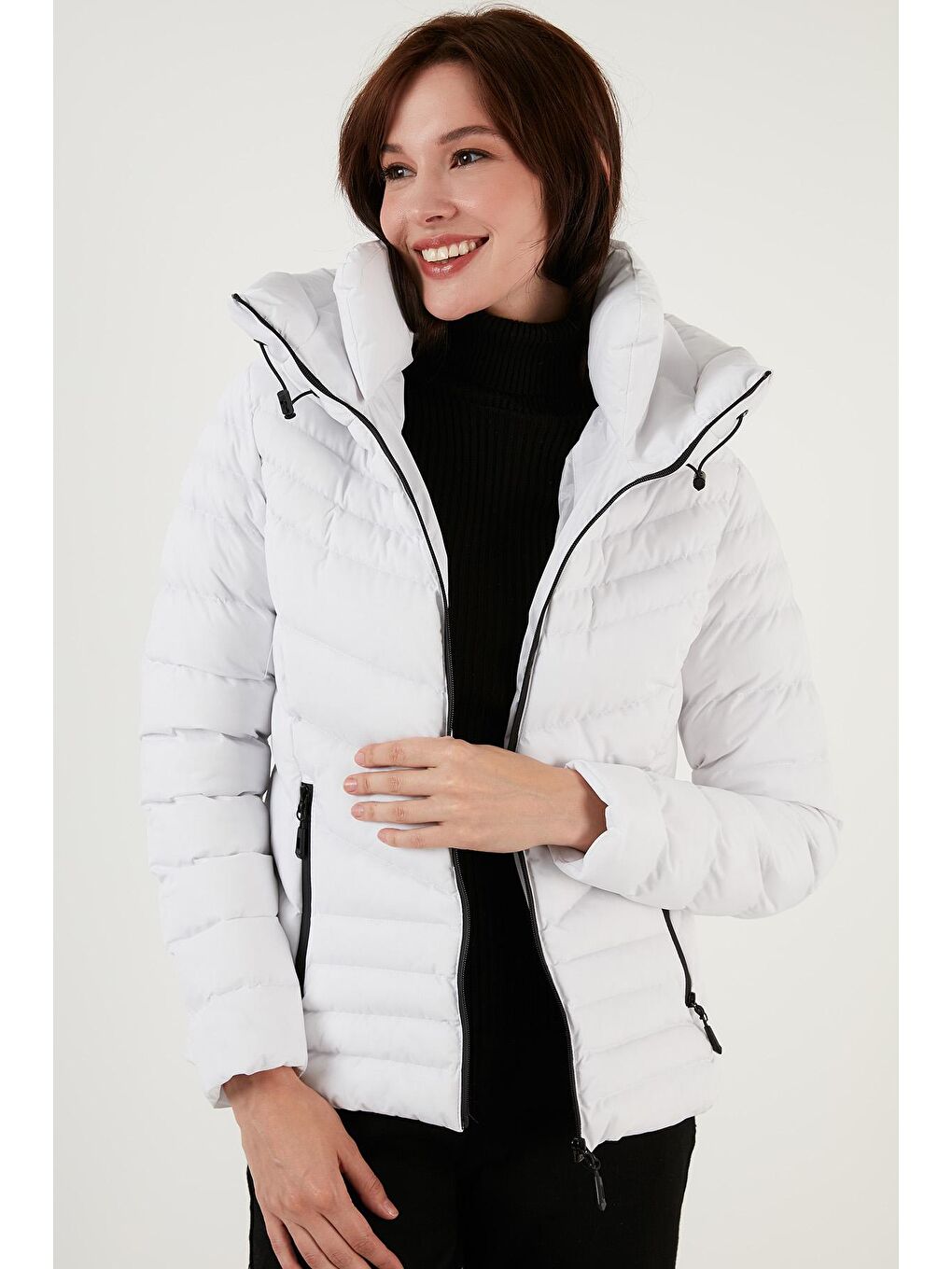 Beyaz Kapüşonlu Dik Yakalı Cepli Dar Kesim Şişme Kadın Mont 6274121