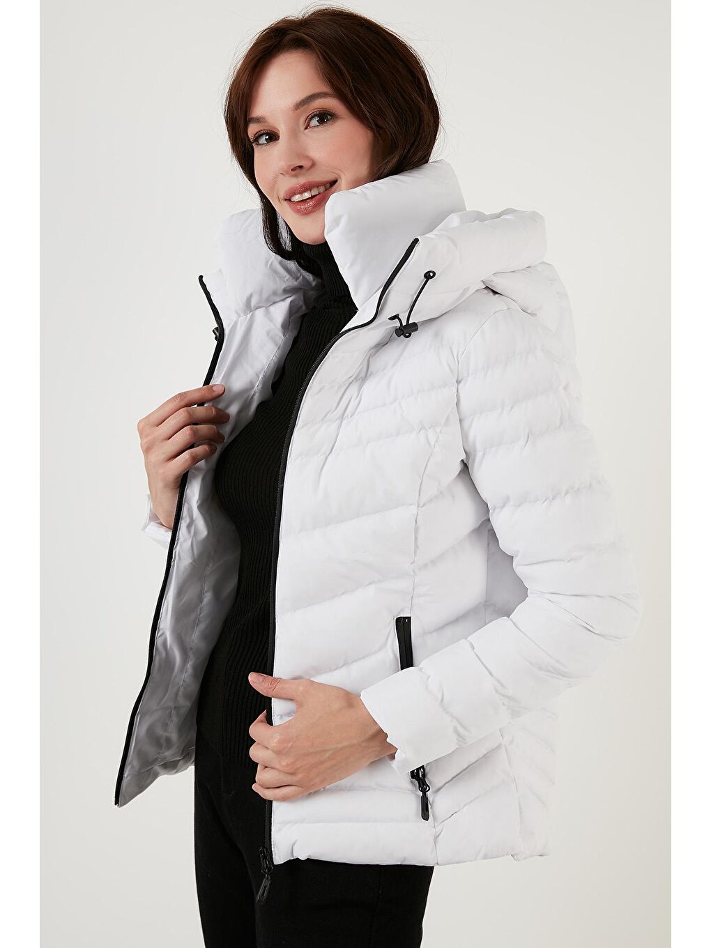 Beyaz Kapüşonlu Dik Yakalı Cepli Dar Kesim Şişme Kadın Mont 6274121-2