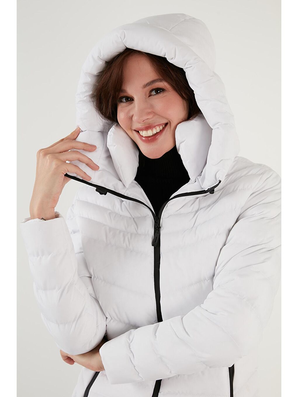 Beyaz Kapüşonlu Dik Yakalı Cepli Dar Kesim Şişme Kadın Mont 6274121-3