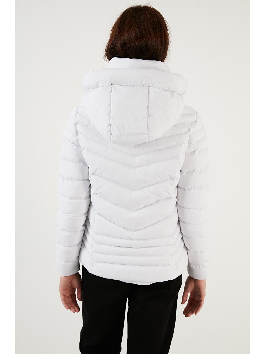Beyaz Kapüşonlu Dik Yakalı Cepli Dar Kesim Şişme Kadın Mont 6274121-4