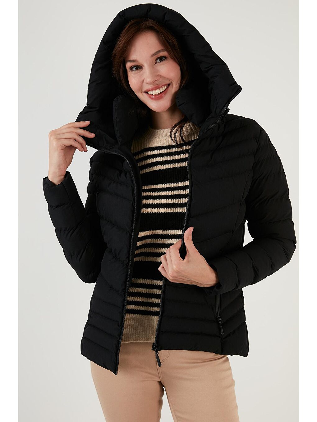 Siyah Kapüşonlu Dik Yakalı Cepli Dar Kesim Şişme Kadın Mont 6274121