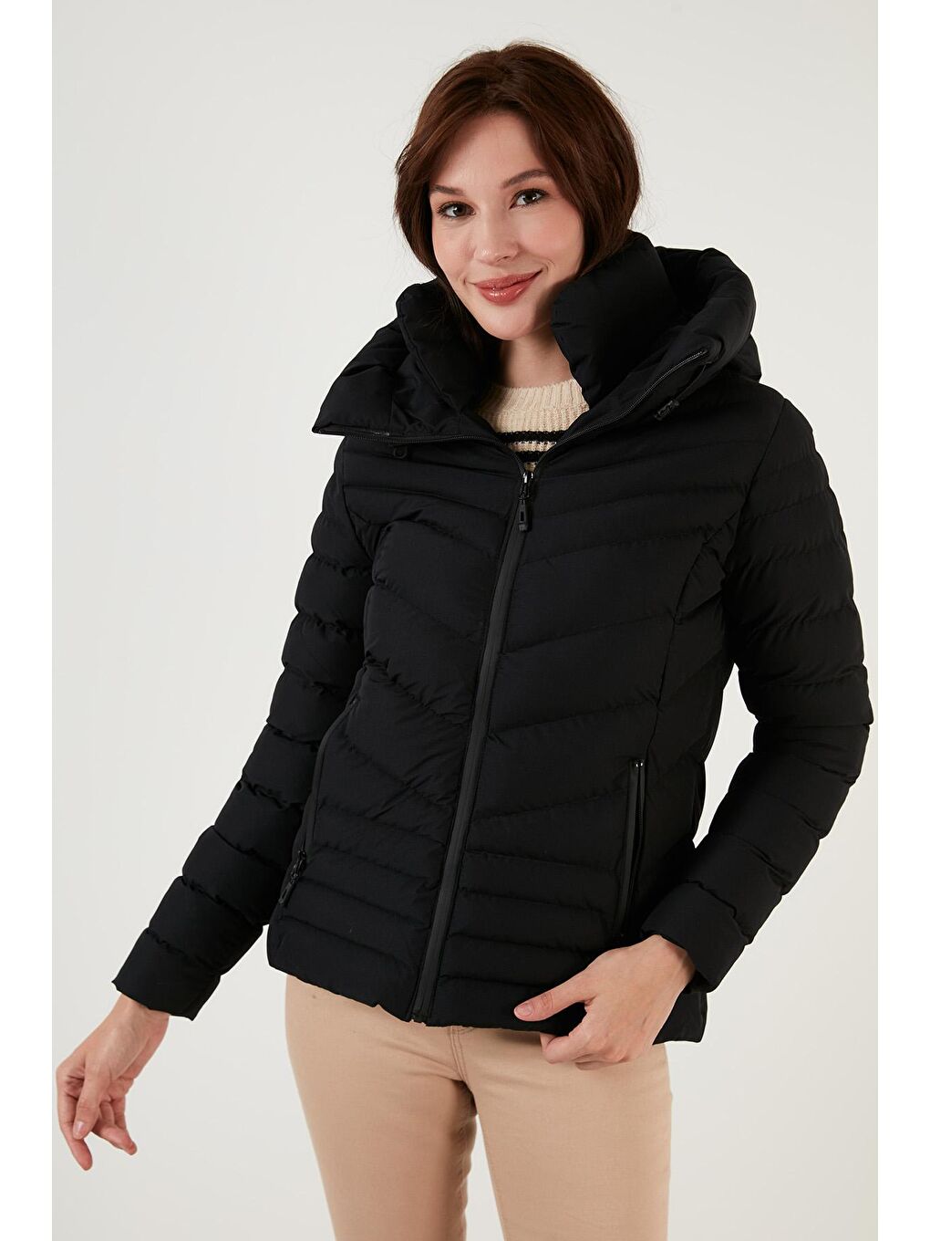 Siyah Kapüşonlu Dik Yakalı Cepli Dar Kesim Şişme Kadın Mont 6274121-1