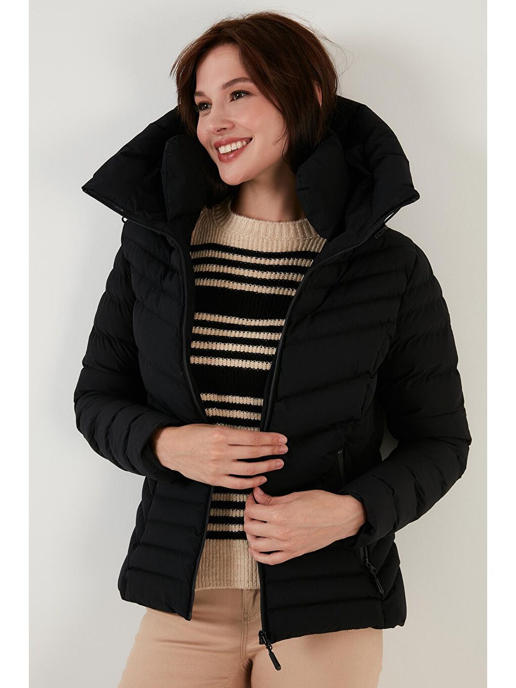 Siyah Kapüşonlu Dik Yakalı Cepli Dar Kesim Şişme Kadın Mont 6274121-2