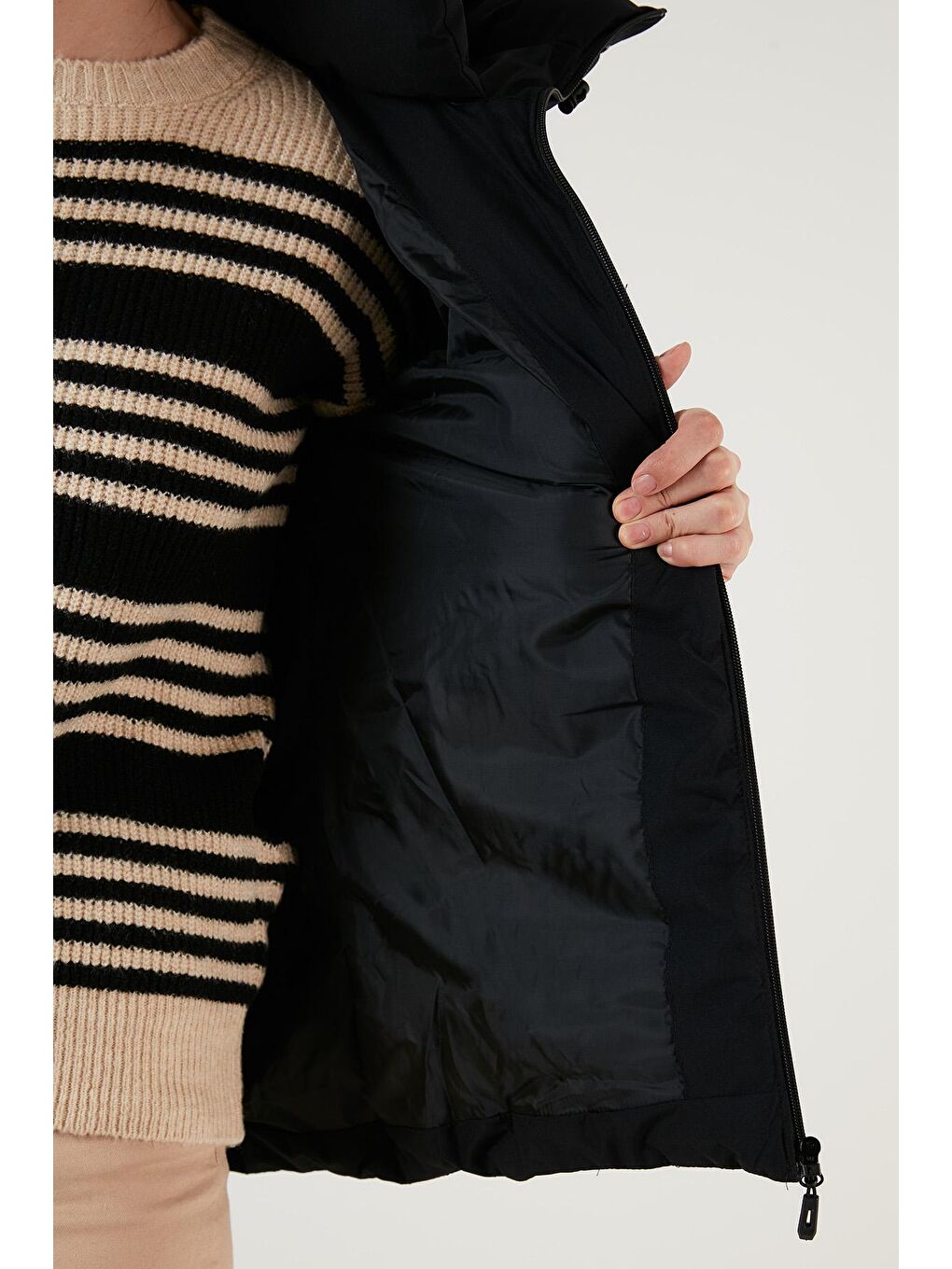 Siyah Kapüşonlu Dik Yakalı Cepli Dar Kesim Şişme Kadın Mont 6274121-3