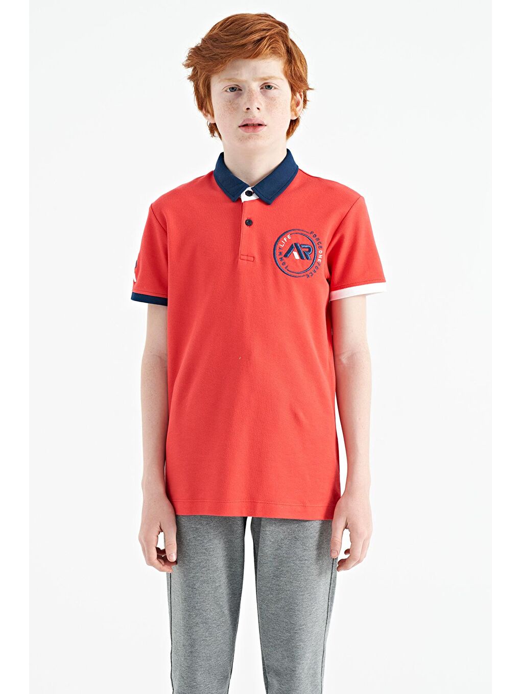 TOMMYLIFE Açık Kırmızı Coral Kol Ucu Renkli Logo Nakışlı Standart Kalıp Polo Yaka Erkek Çocuk T-Shirt - 11138