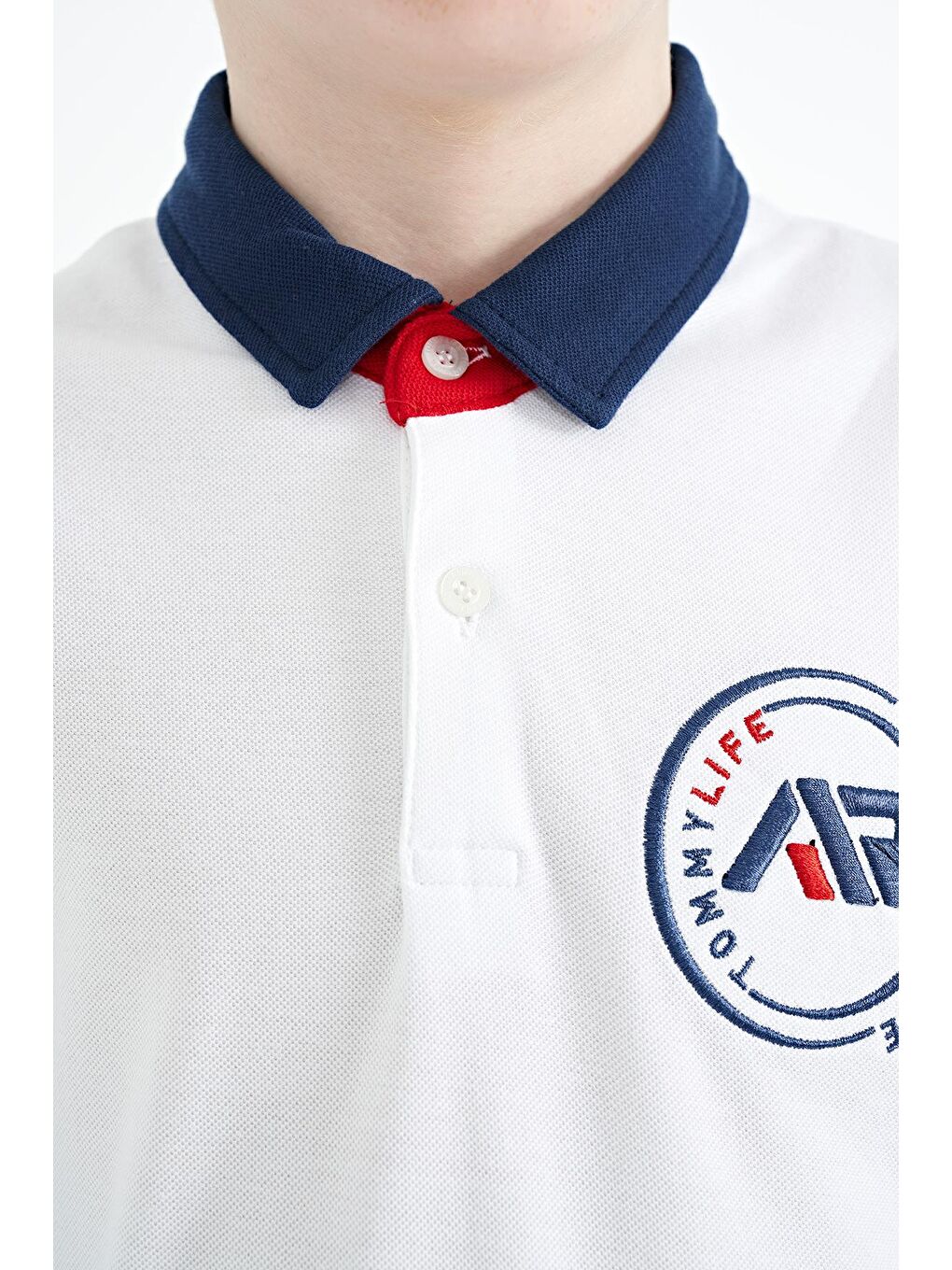 TOMMYLIFE Beyaz Kol Ucu Renkli Logo Nakışlı Standart Kalıp Polo Yaka Erkek Çocuk T-Shirt - 11138 - 1