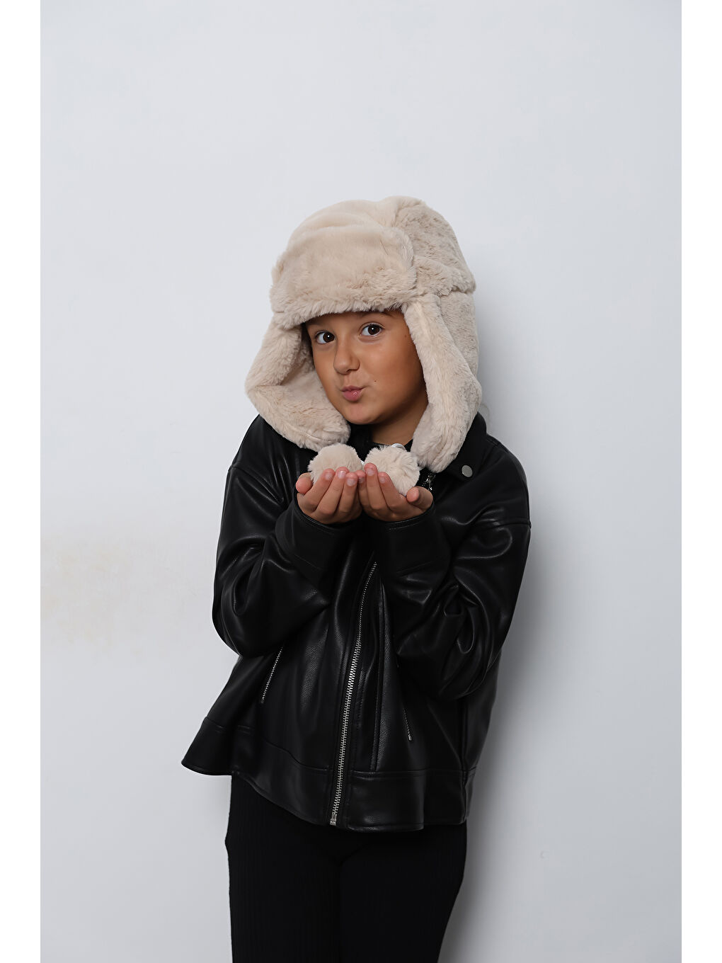 Kız Çocuk Bej Kürklü Kulaklıklı Pelüş Bere Şapka BERE1115