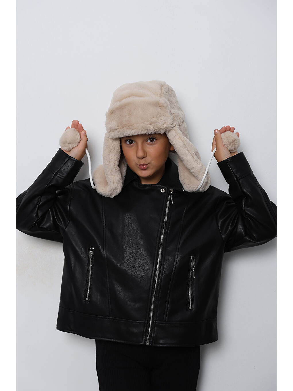 Kız Çocuk Bej Kürklü Kulaklıklı Pelüş Bere Şapka BERE1115-6