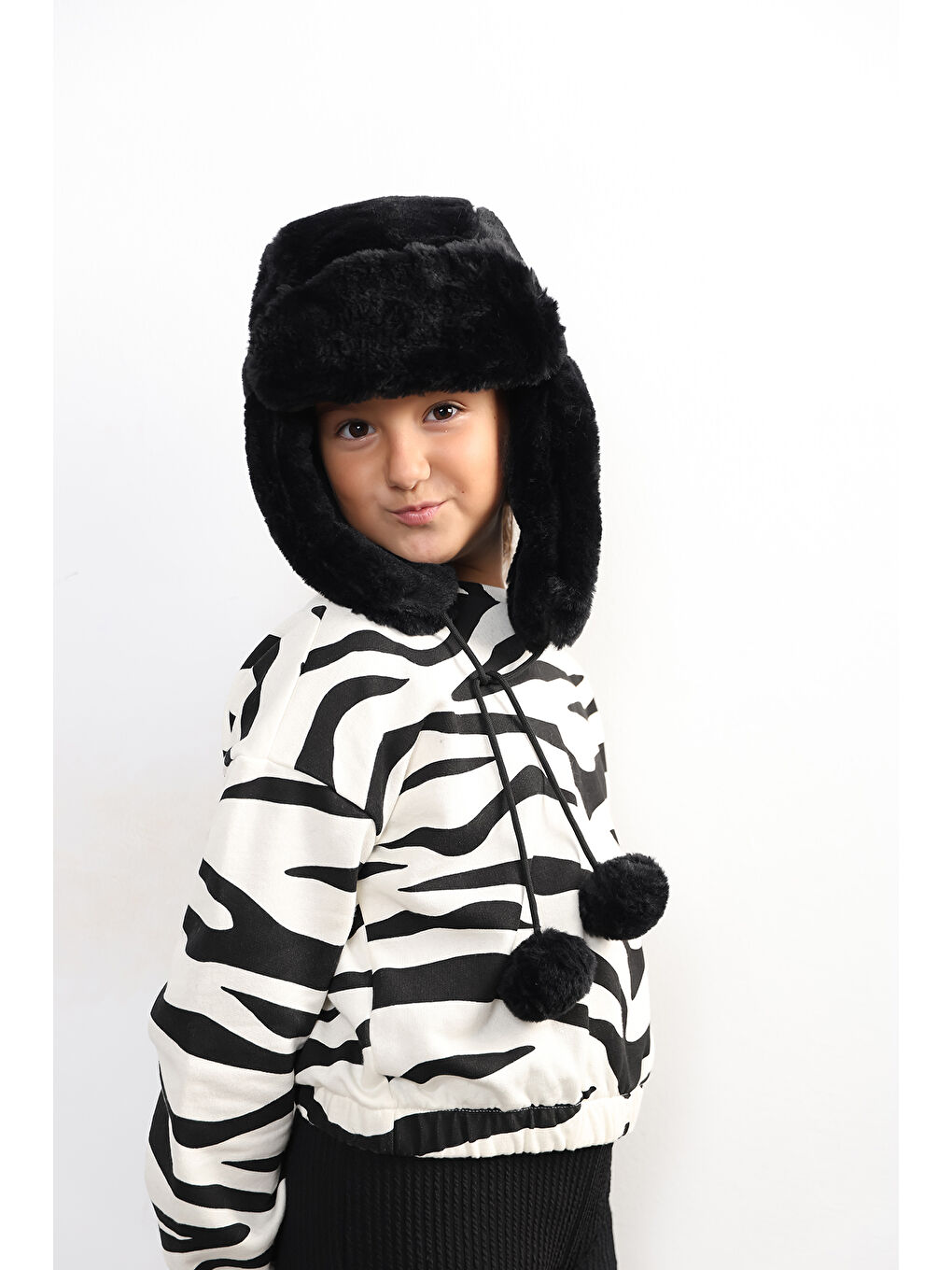 Kız Çocuk Siyah Kürklü Kulaklıklı Pelüş Bere Şapka BERE1115-1