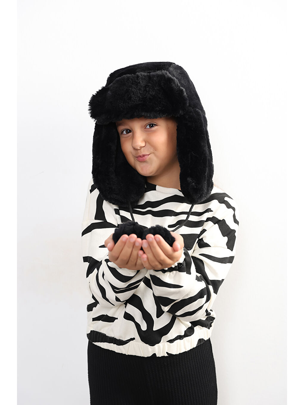 Kız Çocuk Siyah Kürklü Kulaklıklı Pelüş Bere Şapka BERE1115-2