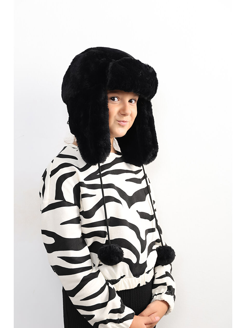 Kız Çocuk Siyah Kürklü Kulaklıklı Pelüş Bere Şapka BERE1115-3