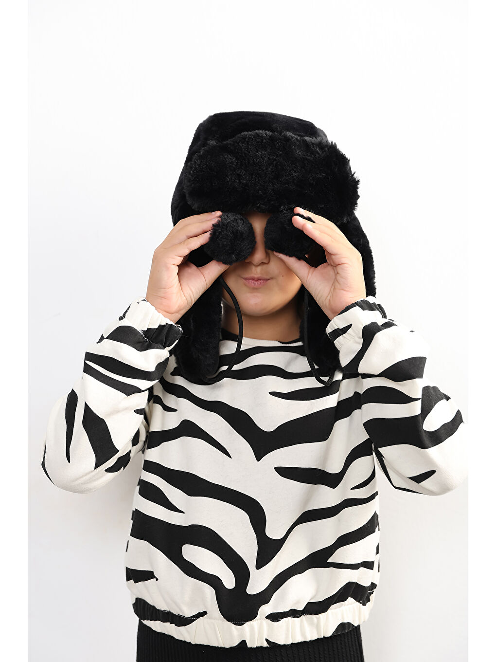 Kız Çocuk Siyah Kürklü Kulaklıklı Pelüş Bere Şapka BERE1115-5