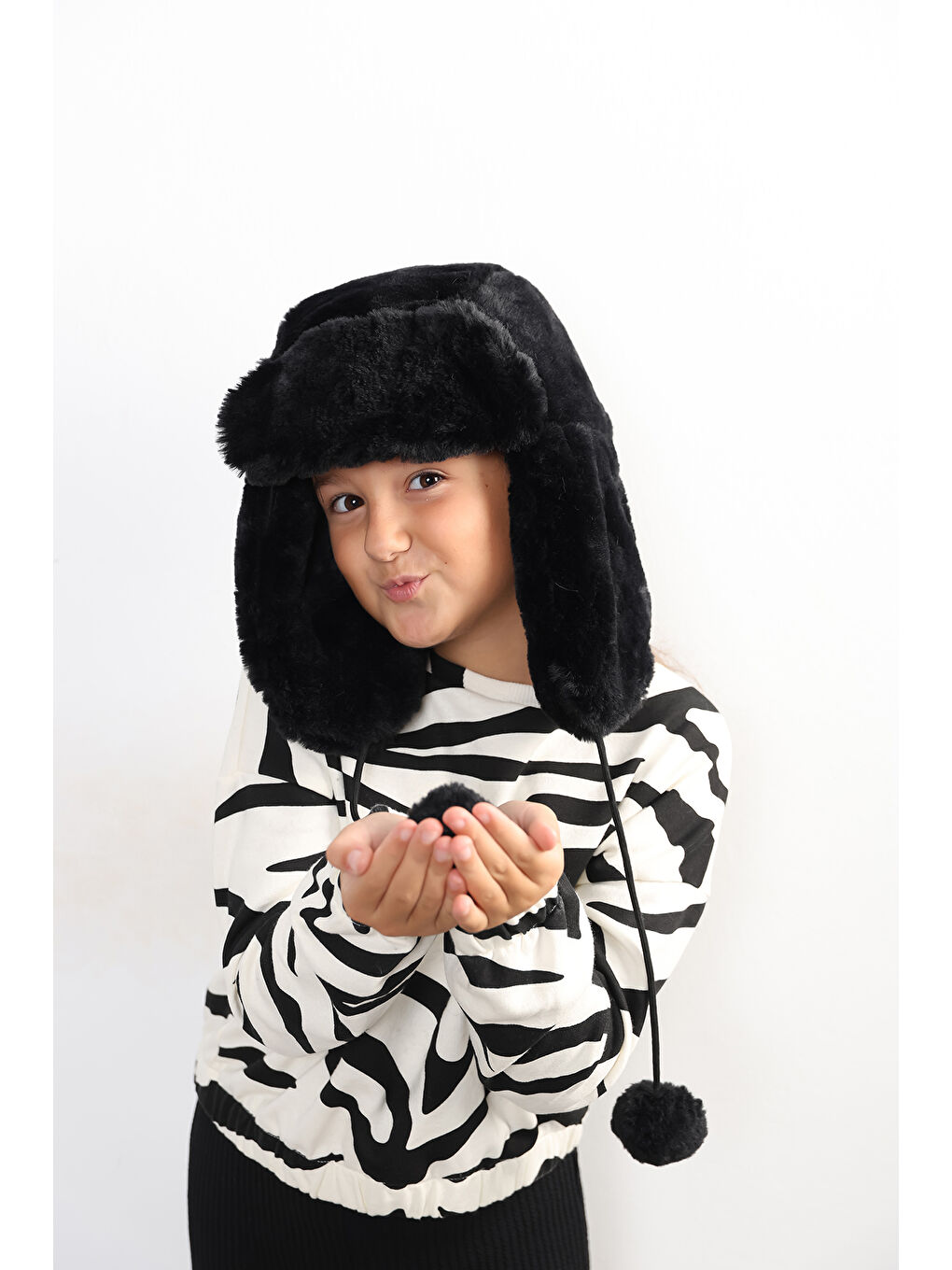 Kız Çocuk Siyah Kürklü Kulaklıklı Pelüş Bere Şapka BERE1115-6