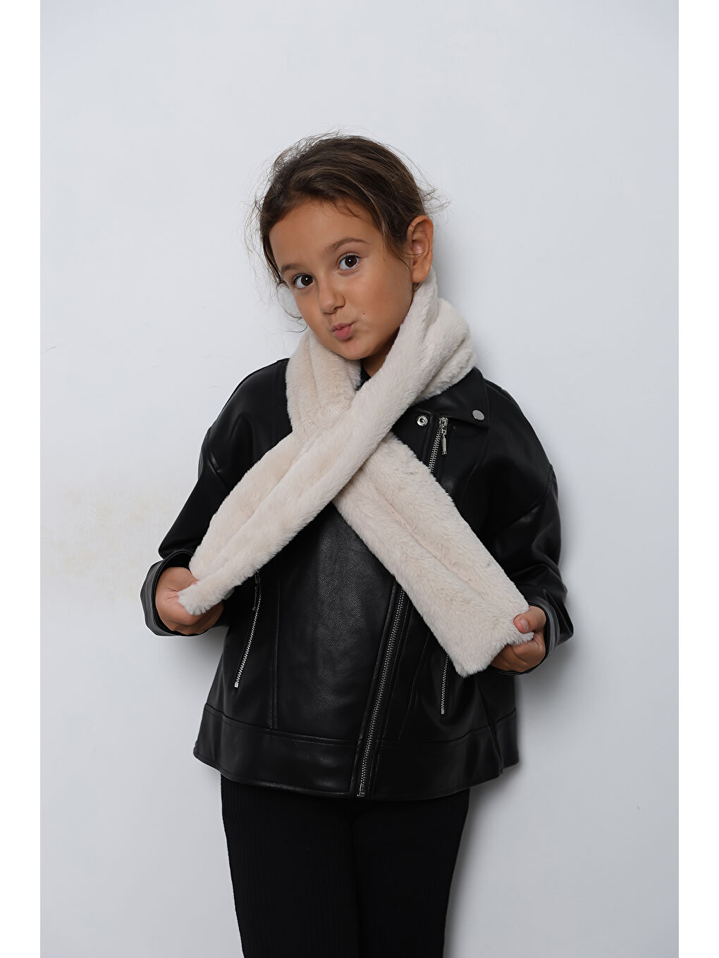 Kız Çocuk Bej Pelüş Kaşkol Boyunluk Atkı Byn001-1