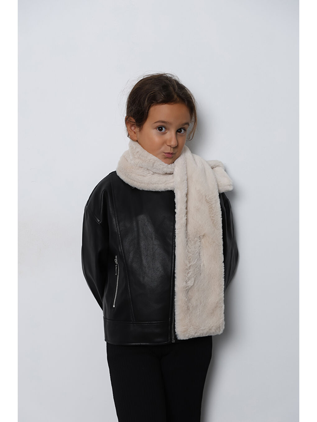 Kız Çocuk Bej Pelüş Kaşkol Boyunluk Atkı Byn001-4