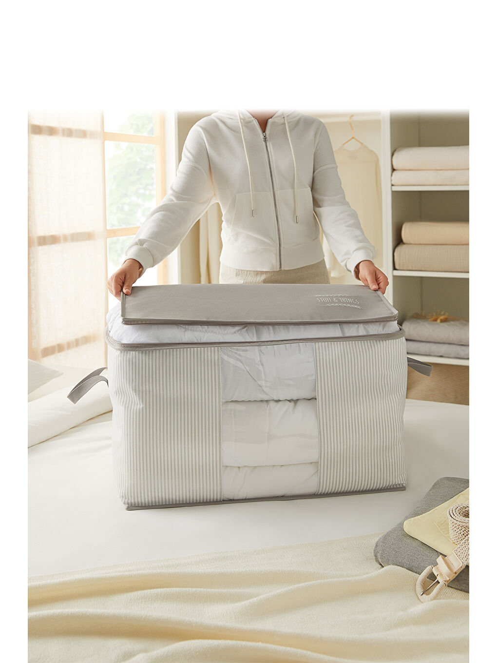 Büyük Boy Pvc Pencereli Gri Çizgili Stuff & Things Hurç 60 x 43 x 35 cm-1