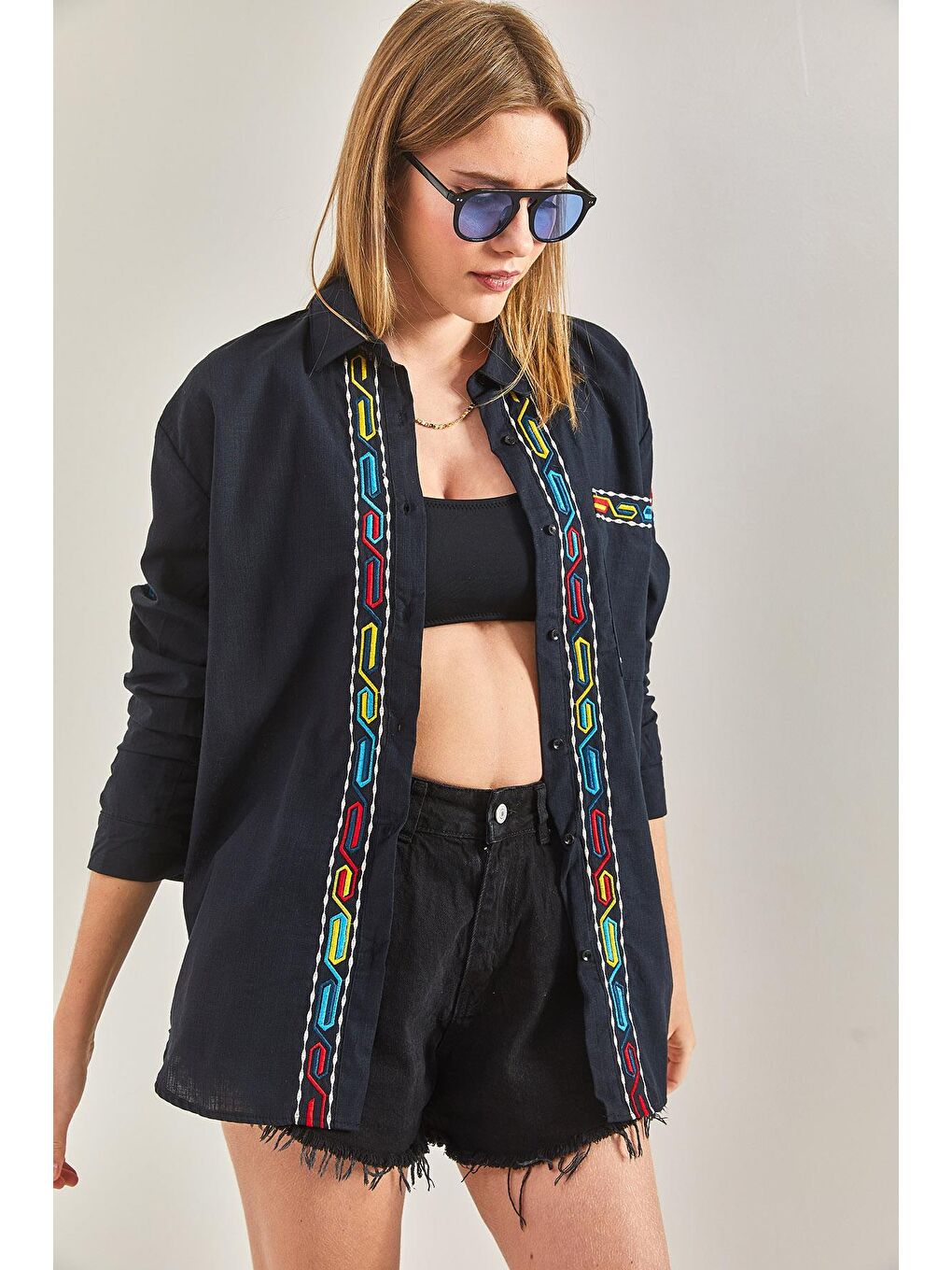 Kolu ve Ön Nakışlı Keten Gömlek - Siyah-1