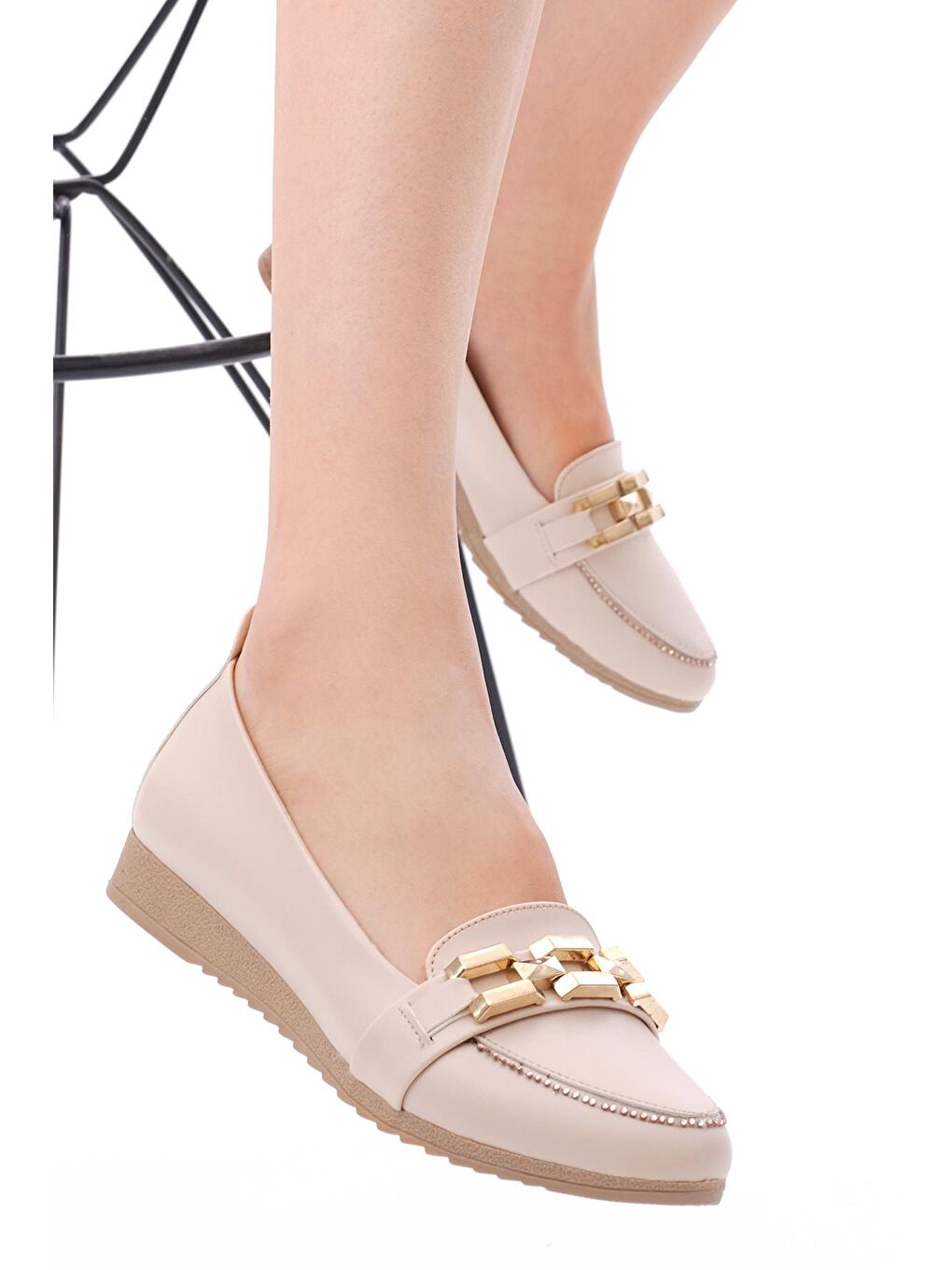 Kadın Bej Rahat Kalıp Önü Zincir Detaylı Babet