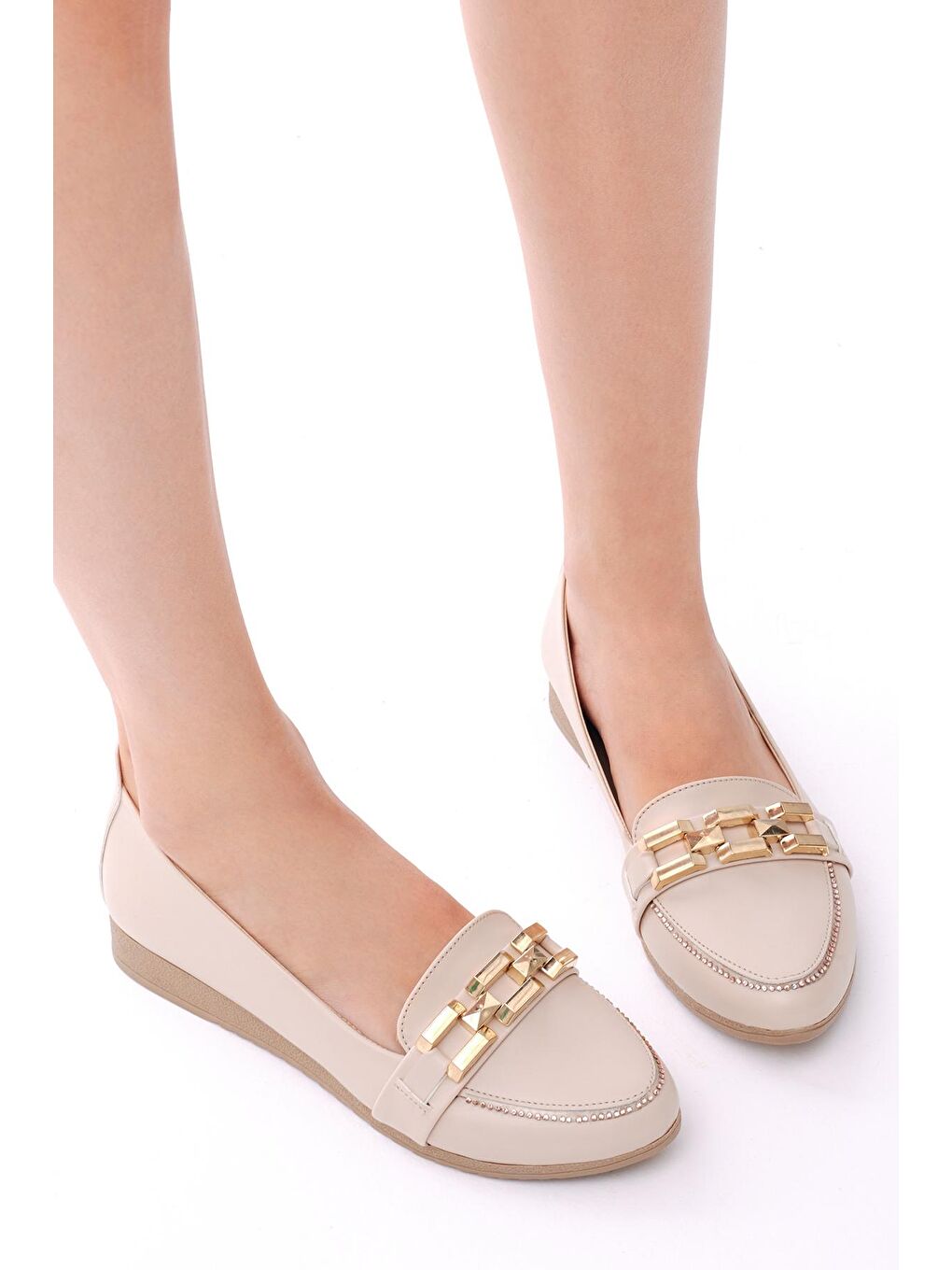 Kadın Bej Rahat Kalıp Önü Zincir Detaylı Babet-1