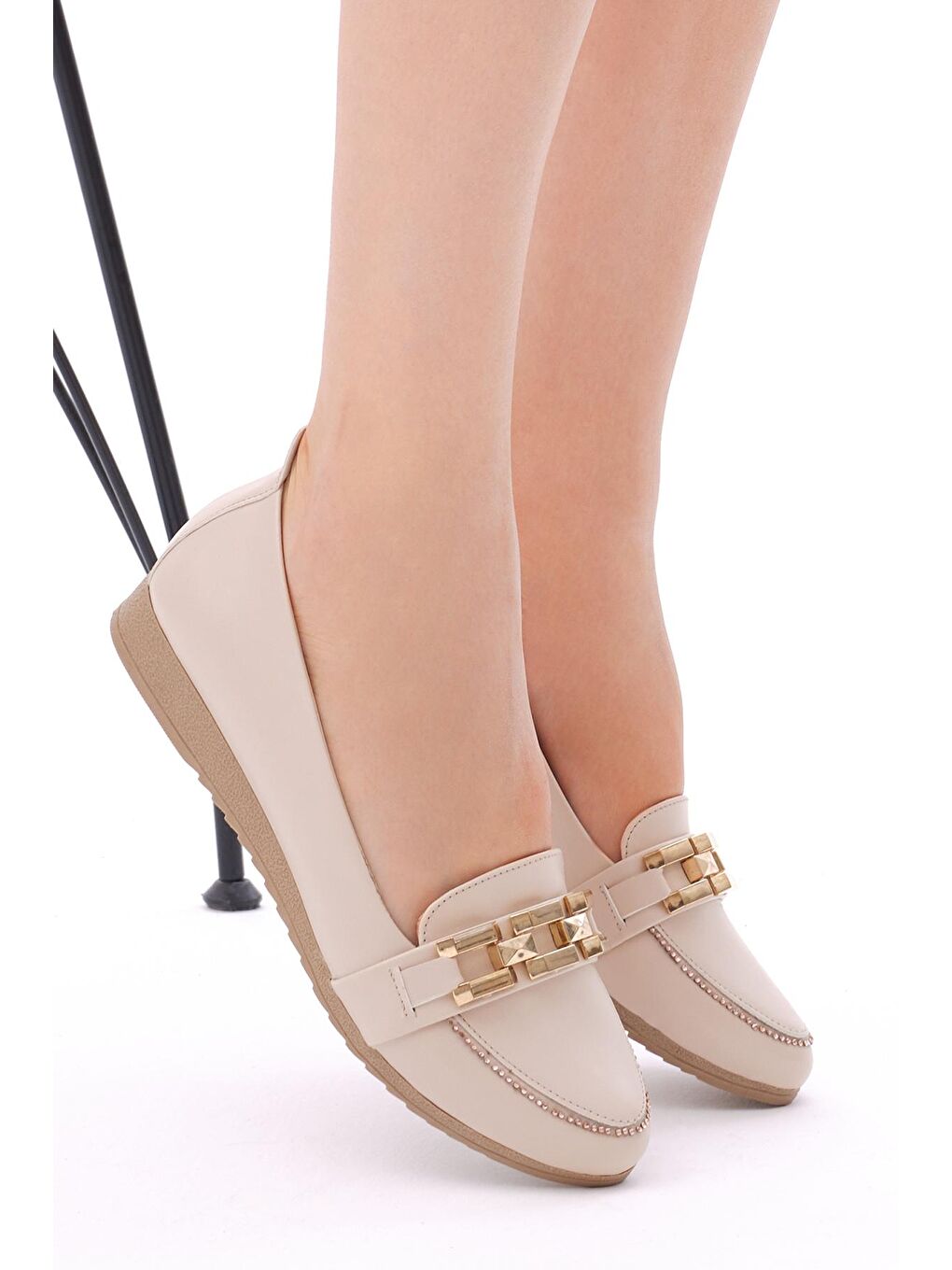 Kadın Bej Rahat Kalıp Önü Zincir Detaylı Babet-2