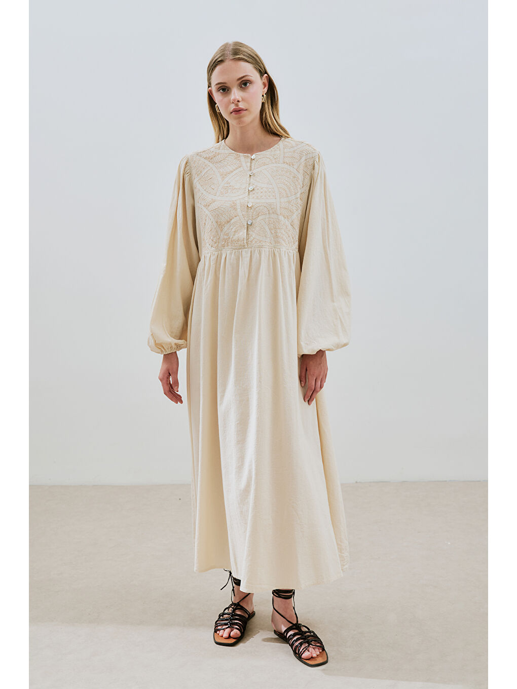 Bej DOKULU NAKIŞ DETAYLI ELBİSE NATURAL-1