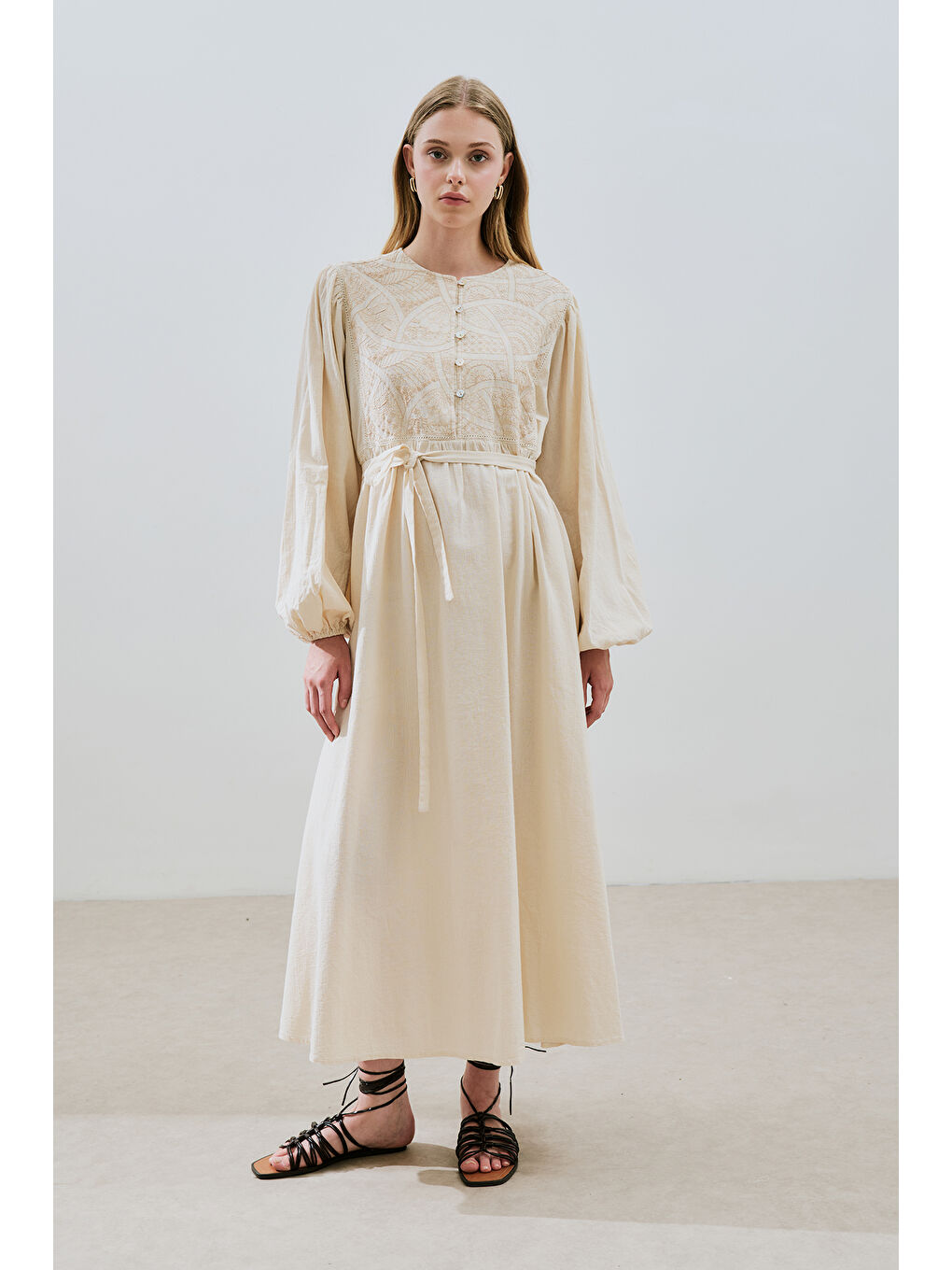 Bej DOKULU NAKIŞ DETAYLI ELBİSE NATURAL-3