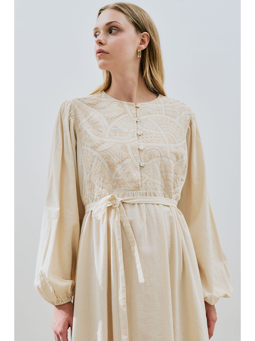 Bej DOKULU NAKIŞ DETAYLI ELBİSE NATURAL-4