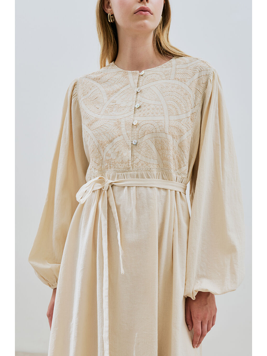 Bej DOKULU NAKIŞ DETAYLI ELBİSE NATURAL-5
