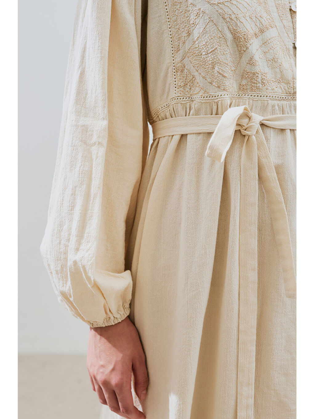 Bej DOKULU NAKIŞ DETAYLI ELBİSE NATURAL-6