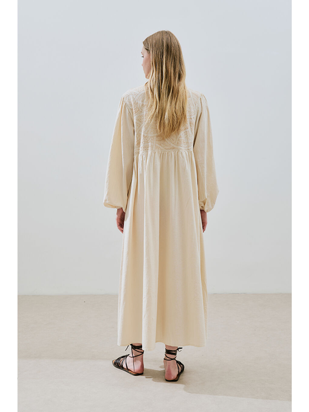 Bej DOKULU NAKIŞ DETAYLI ELBİSE NATURAL-7