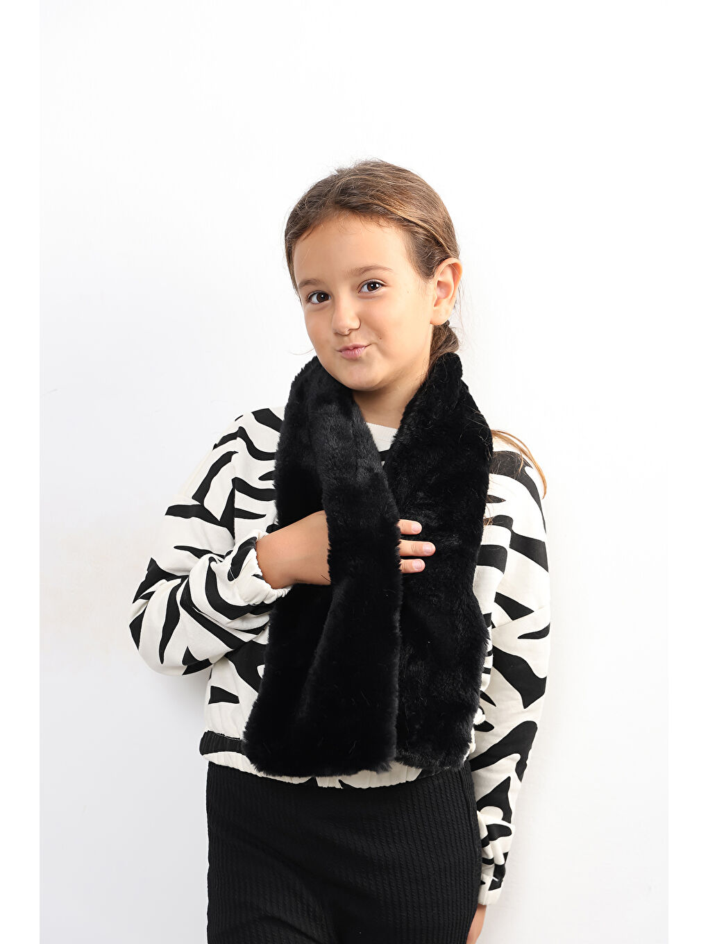 Kız Çocuk Siyah Pelüş Kaşkol Boyunluk Atkı Byn001