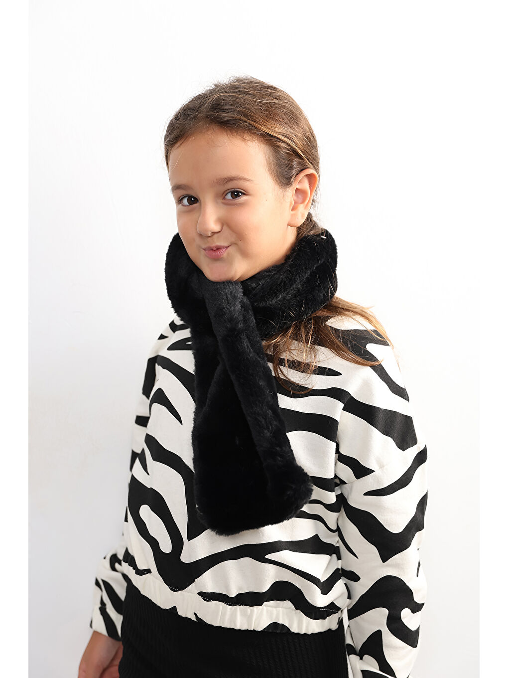 Kız Çocuk Siyah Pelüş Kaşkol Boyunluk Atkı Byn001-1