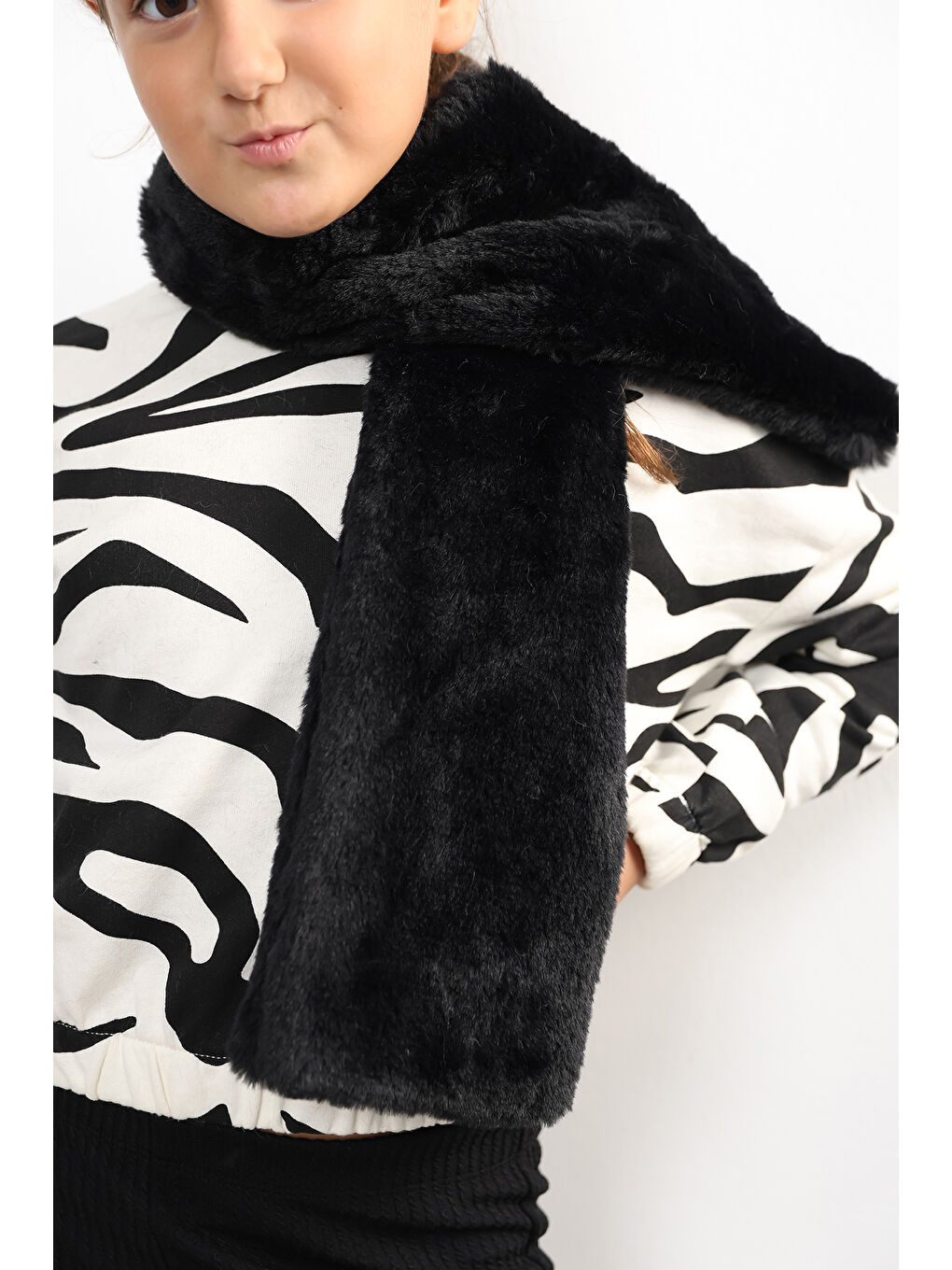 Kız Çocuk Siyah Pelüş Kaşkol Boyunluk Atkı Byn001-2