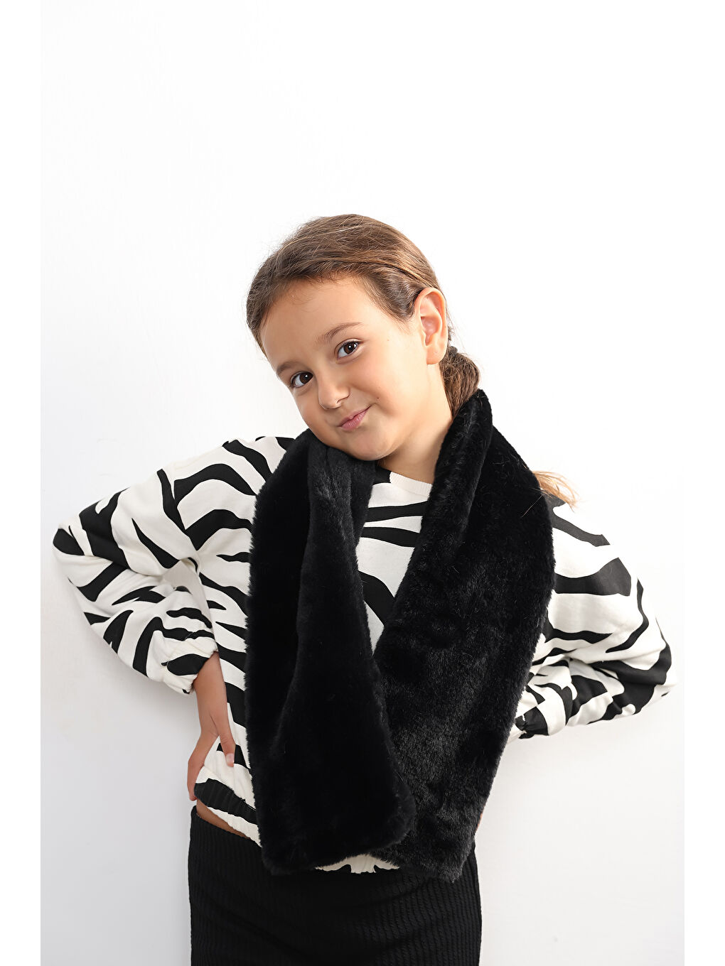 Kız Çocuk Siyah Pelüş Kaşkol Boyunluk Atkı Byn001-3