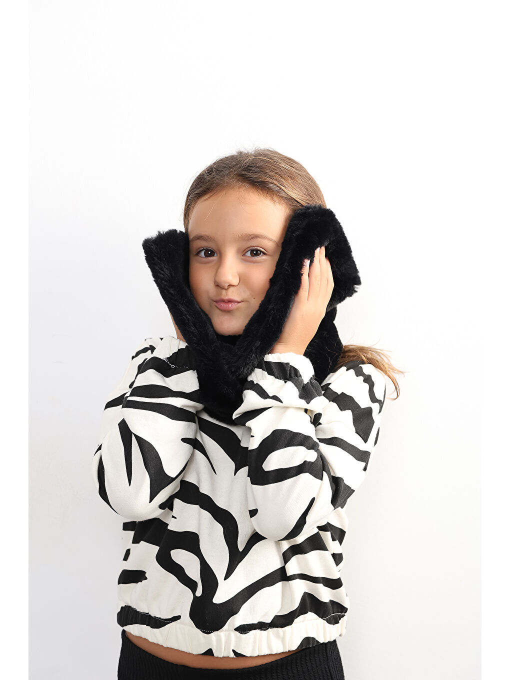 Kız Çocuk Siyah Pelüş Kaşkol Boyunluk Atkı Byn001-5