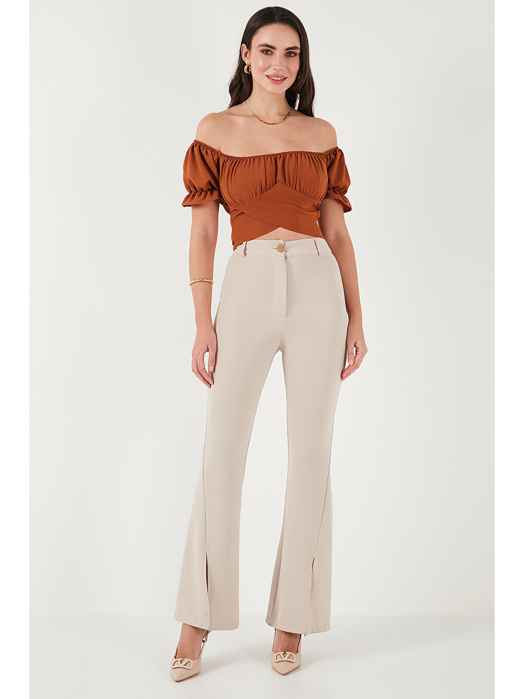 Kahverengi Regular Fit Madonna Yaka Bağlama Detaylı Crop Kadın Bluz 6527017-3