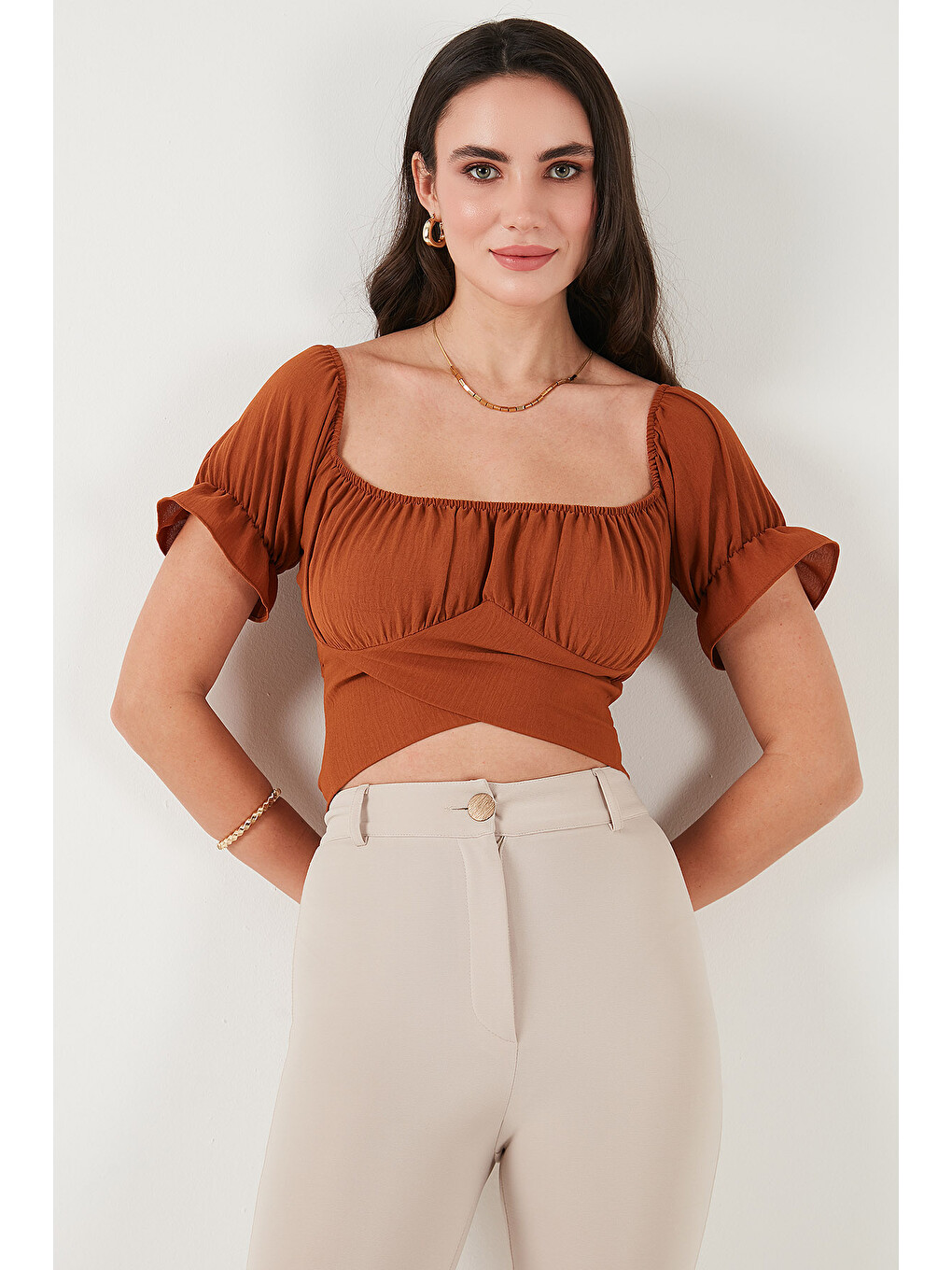 Kahverengi Regular Fit Madonna Yaka Bağlama Detaylı Crop Kadın Bluz 6527017-4