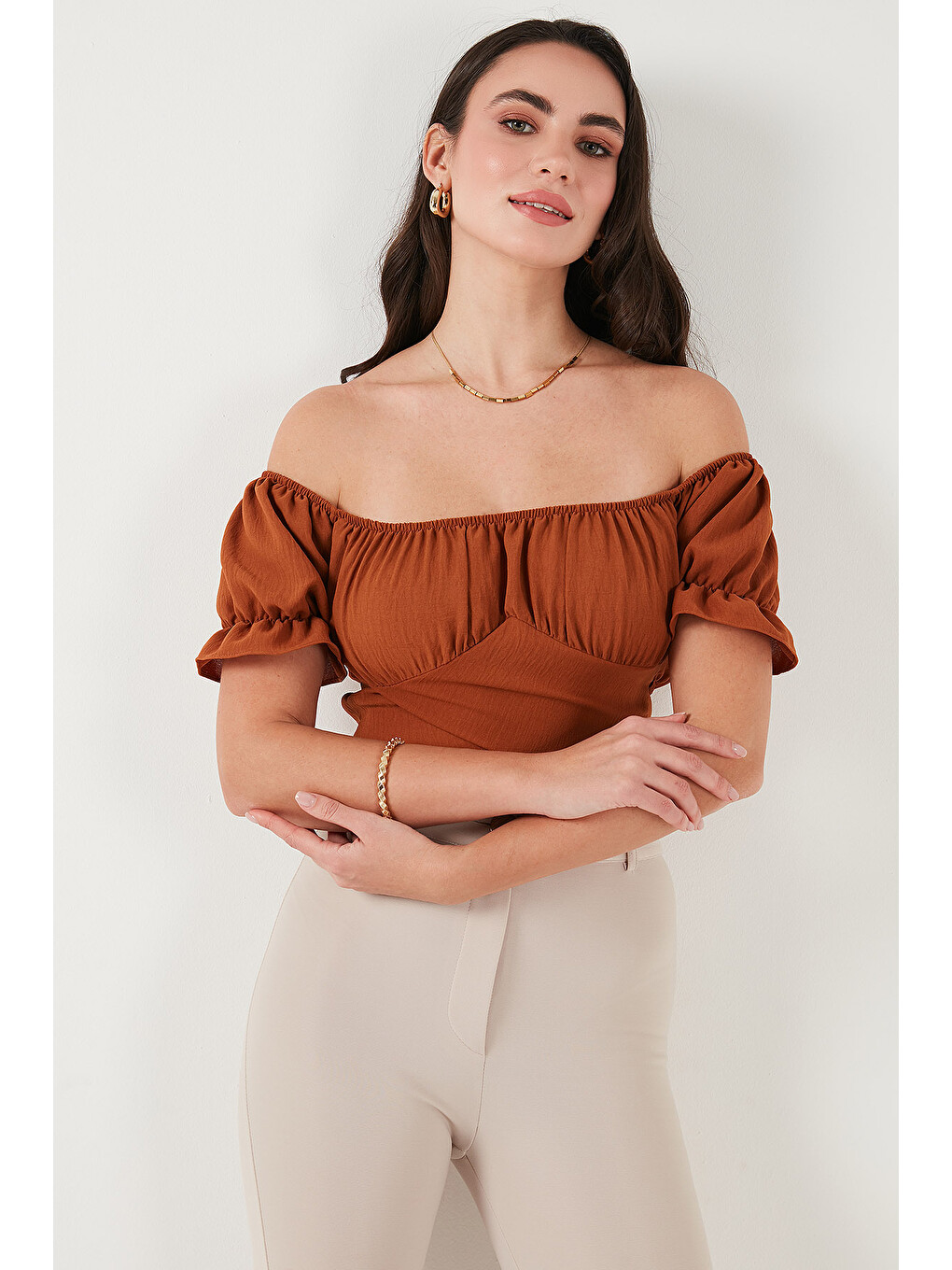 Kahverengi Regular Fit Madonna Yaka Bağlama Detaylı Crop Kadın Bluz 6527017-5