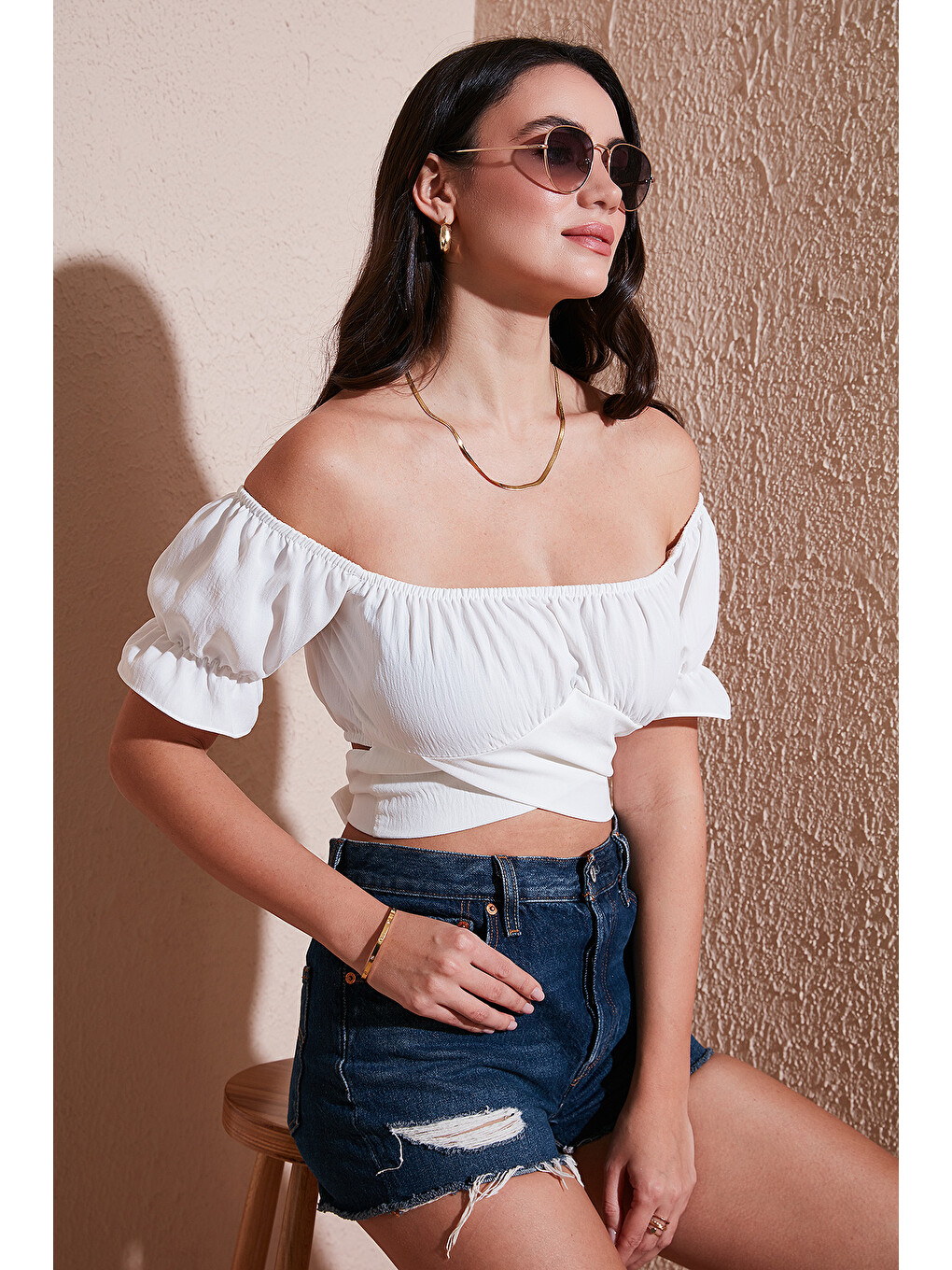 Beyaz Regular Fit Madonna Yaka Bağlama Detaylı Crop Kadın Bluz 6527017-2